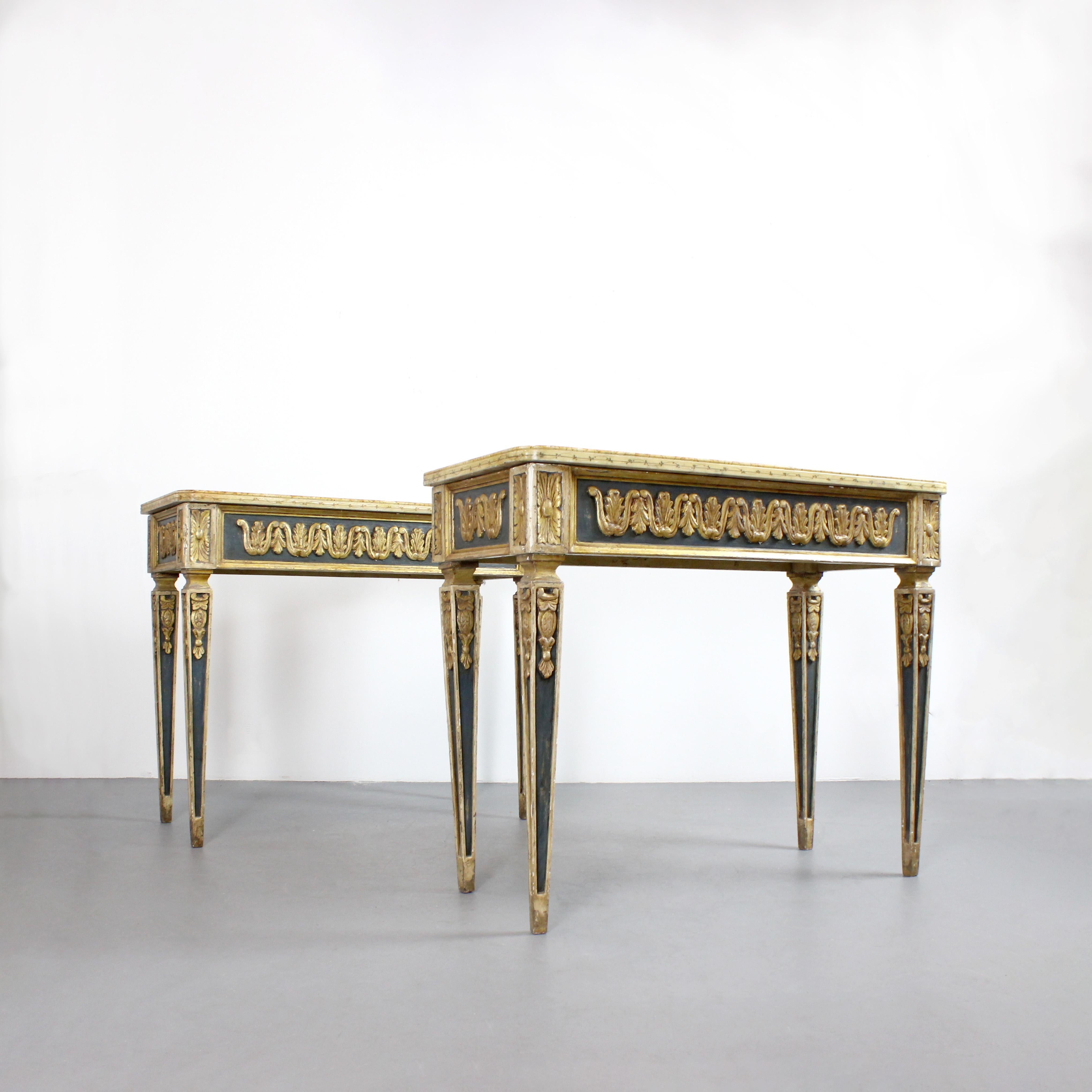 Ein Paar Konsolentische mit geschnitzten, polychromen und vergoldeten Holzrahmen. Weißer Marmor mit gemalten und vergoldeten Girlanden - Neoklassizistischer Stil - Frühes 19. Jahrhundert - Italien

Abmessungen: 96 x 117 x 51 cm (jeweils)