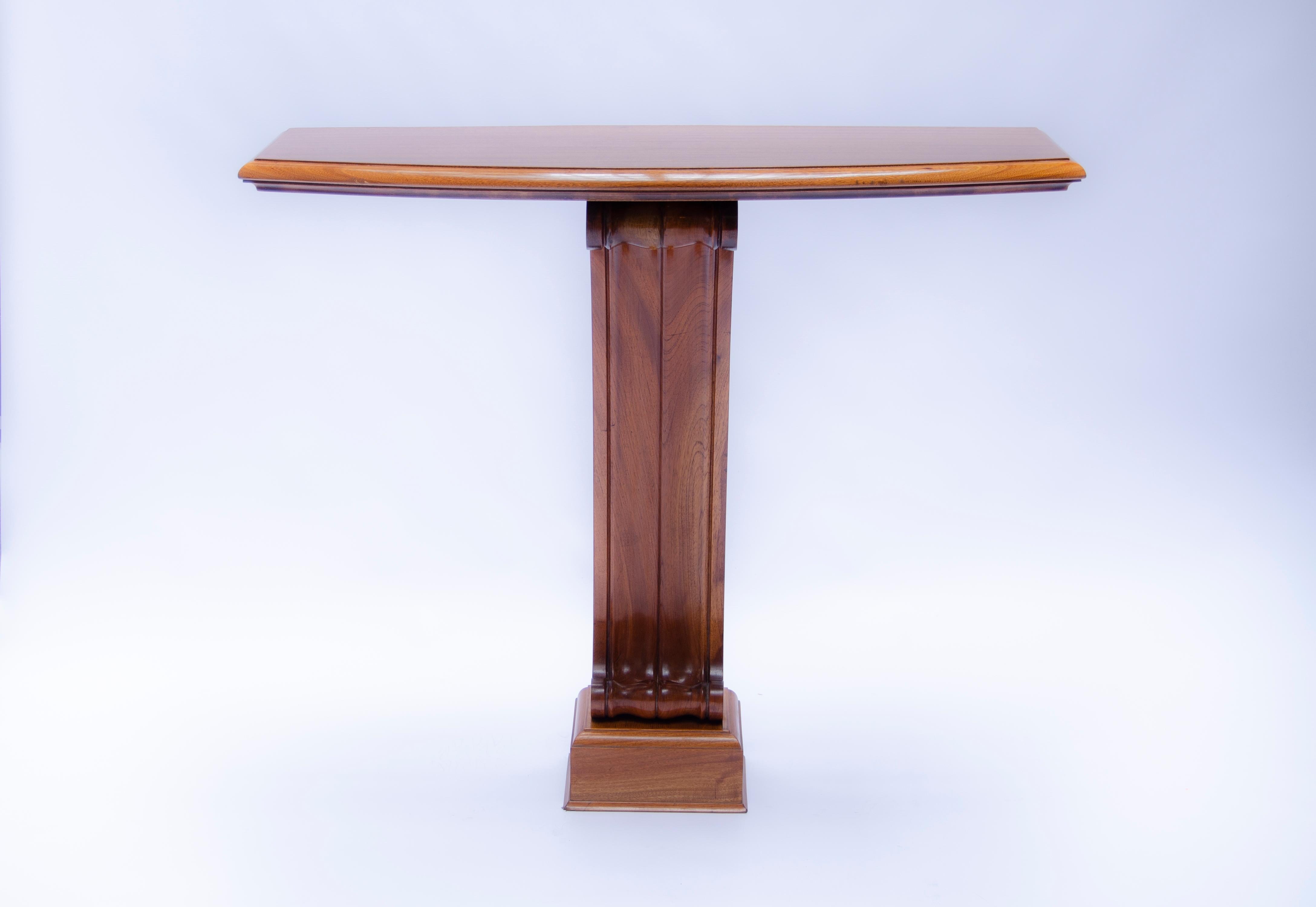 Paire de consoles, dessinées par Jean-Charles Moreux (1889-1956), en bois d'acajou.

France, CIRCA 1920.