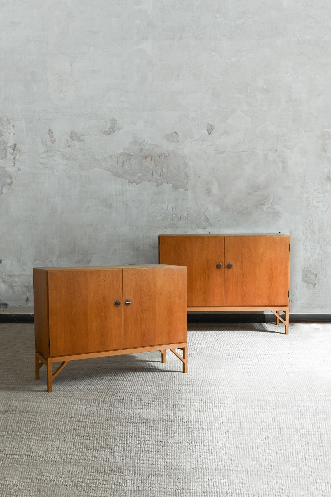 Coppia di consolle Armadio cinese - Modello, 232 di Borg Prod. FDB Mobler.
Realizzato in Wood Wood con dettagli in ottone degli anni '60.
Contenitore con ripiani e cassetti interni personalizzabili.
