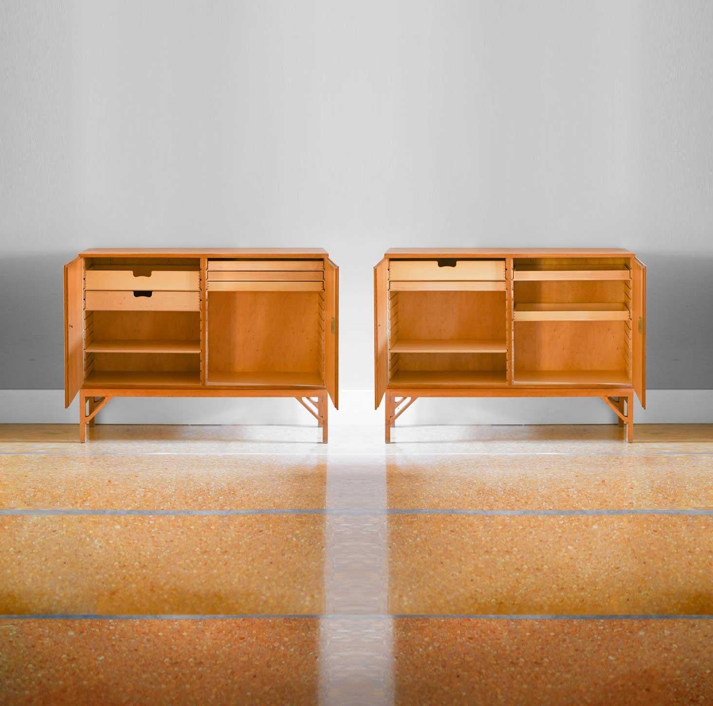 Paire de consoles Cabinet de Chine - Modèle, 232 par Borge Morgensen Prod. FDB Mobler.
Fabriqué en bois de chêne avec des détails en laiton 1960s.
Unité de conteneurs avec étagères et tiroirs intérieurs personnalisables.