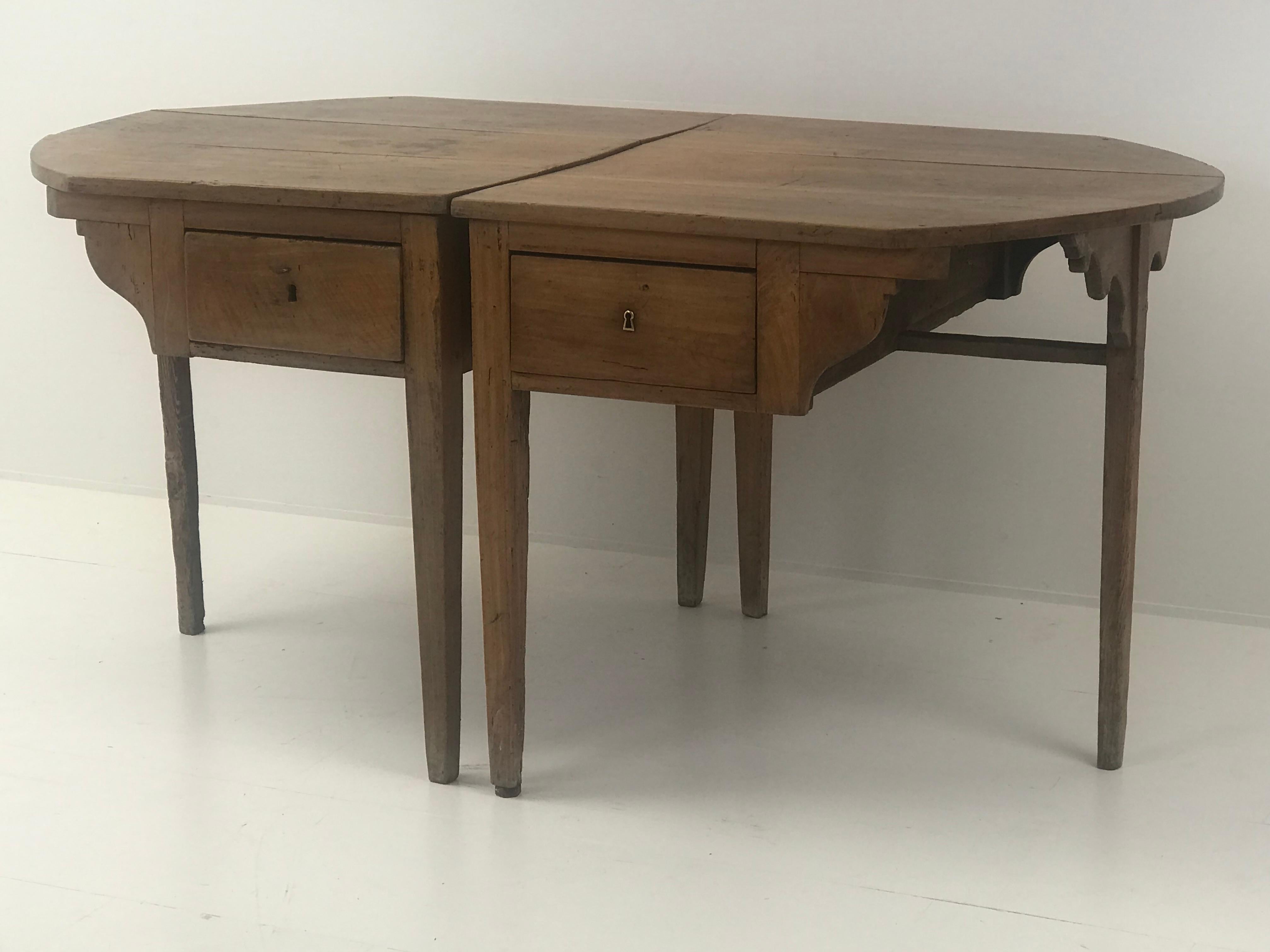 Exceptional pair of consoles that can be put together as a table
each console has 2 drawers
Chestnut wood
Spain.
