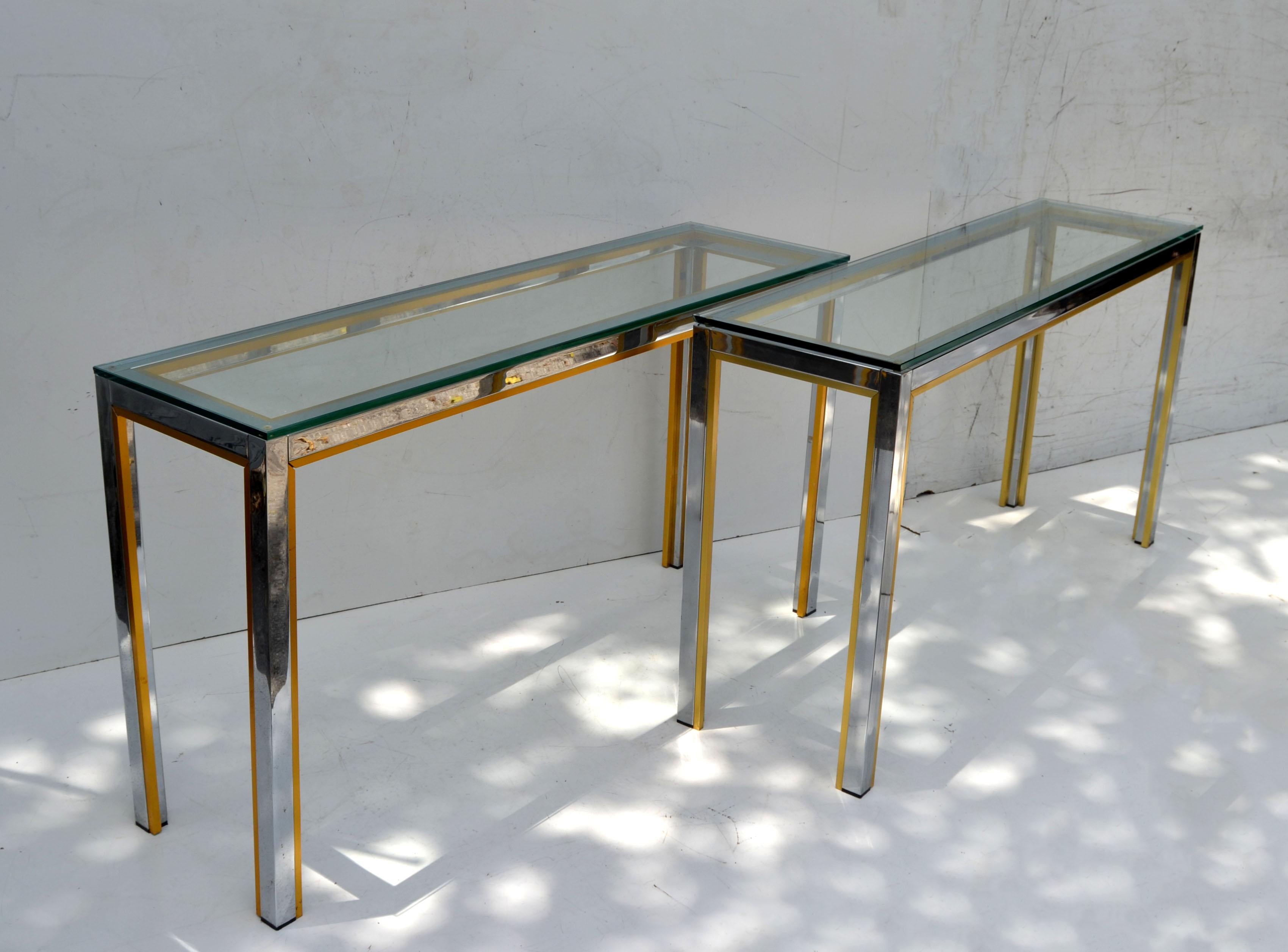 italien Paire de consoles, tables d'entrée par Zilli en chrome et laiton avec plateau en verre transparent en vente