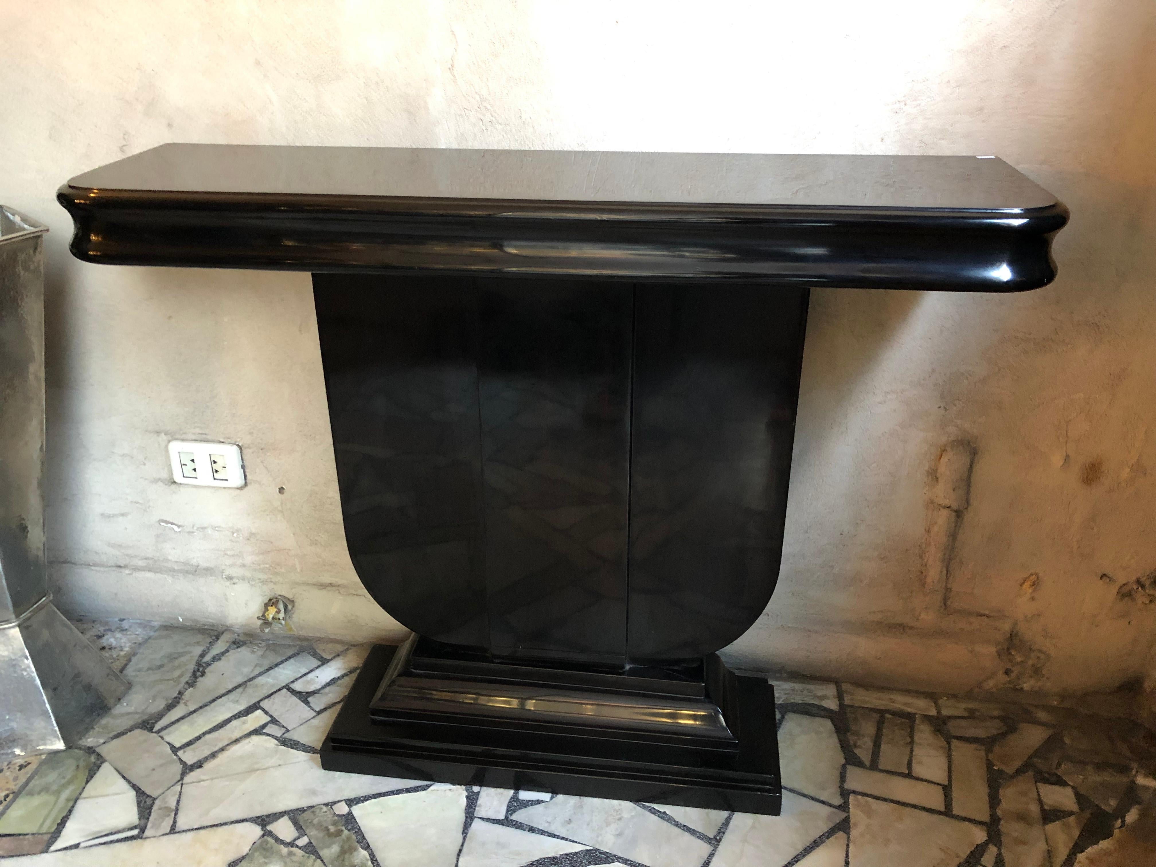 2 Consoles Art Deco
Year: 1930
Country: French
Wood
Finish: polyurethanic lacquer
It is an elegant and sophisticated console.
You want to live in the golden years, this is console that your project needs.
We have specialized in the sale of Art Deco