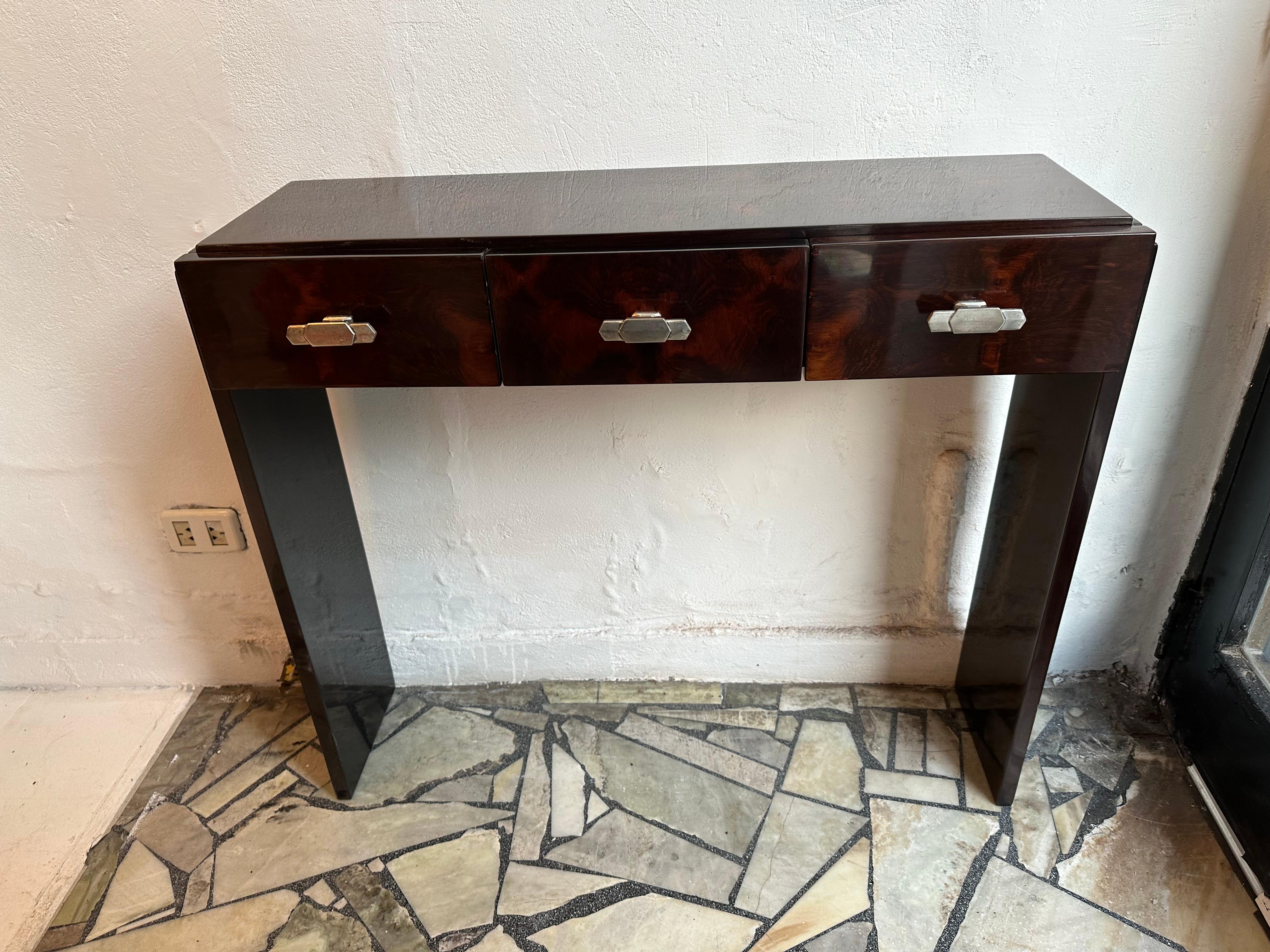 Pair of consoles
Material: wood and bronze
Style: Art Deco
Country: France
If you want to live in the golden years, this is the tables that your project needs.
We have specialized in the sale of Art Deco and Art Nouveau and Vintage styles since