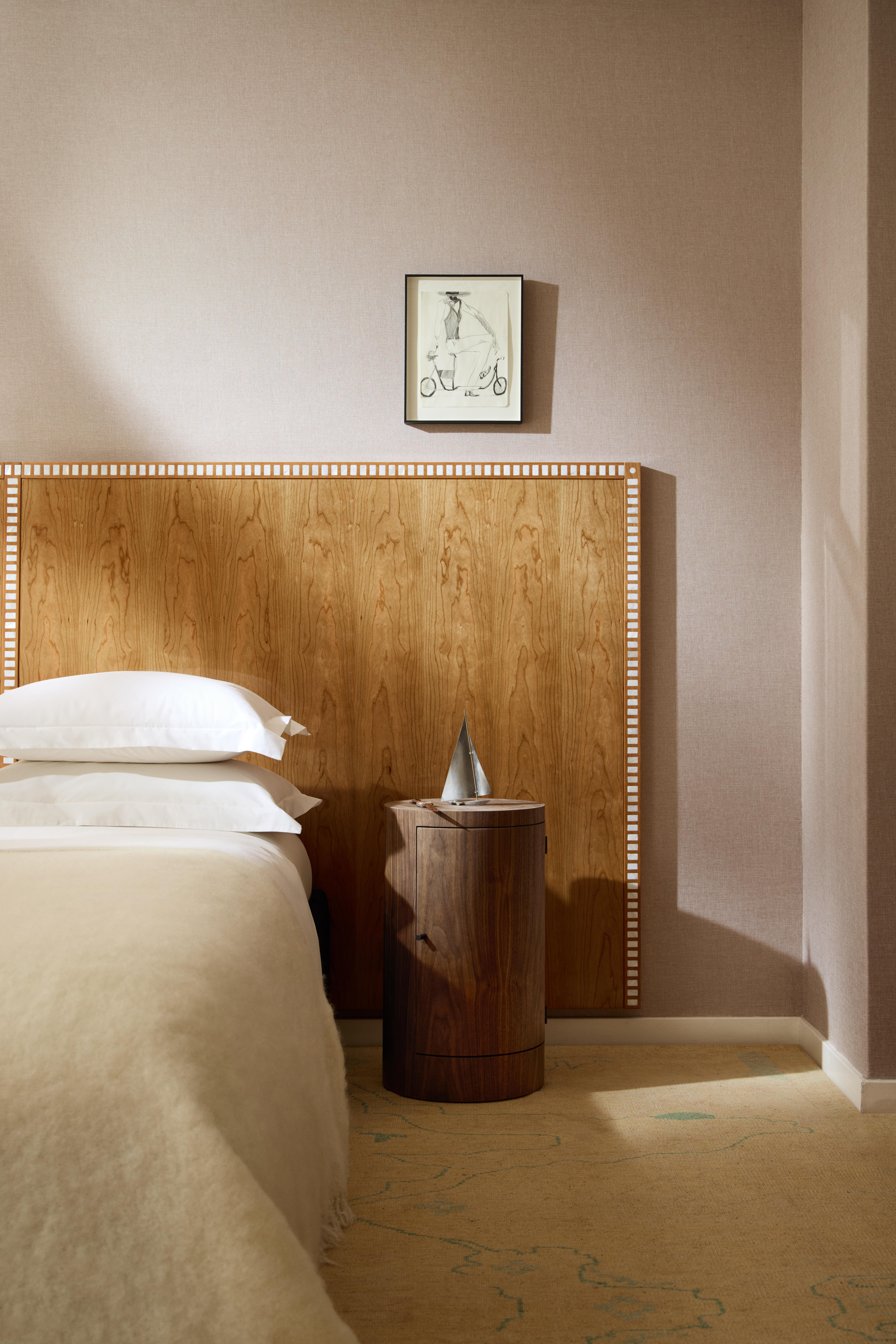 Bien proporcionada y con detalles excepcionales, la mesilla de noche Constant es tu compañera perfecta junto a la cama. En nuestra fabricación de muebles, la idea es crear piezas especiales en torno a las que se pueda construir un espacio, cuyos