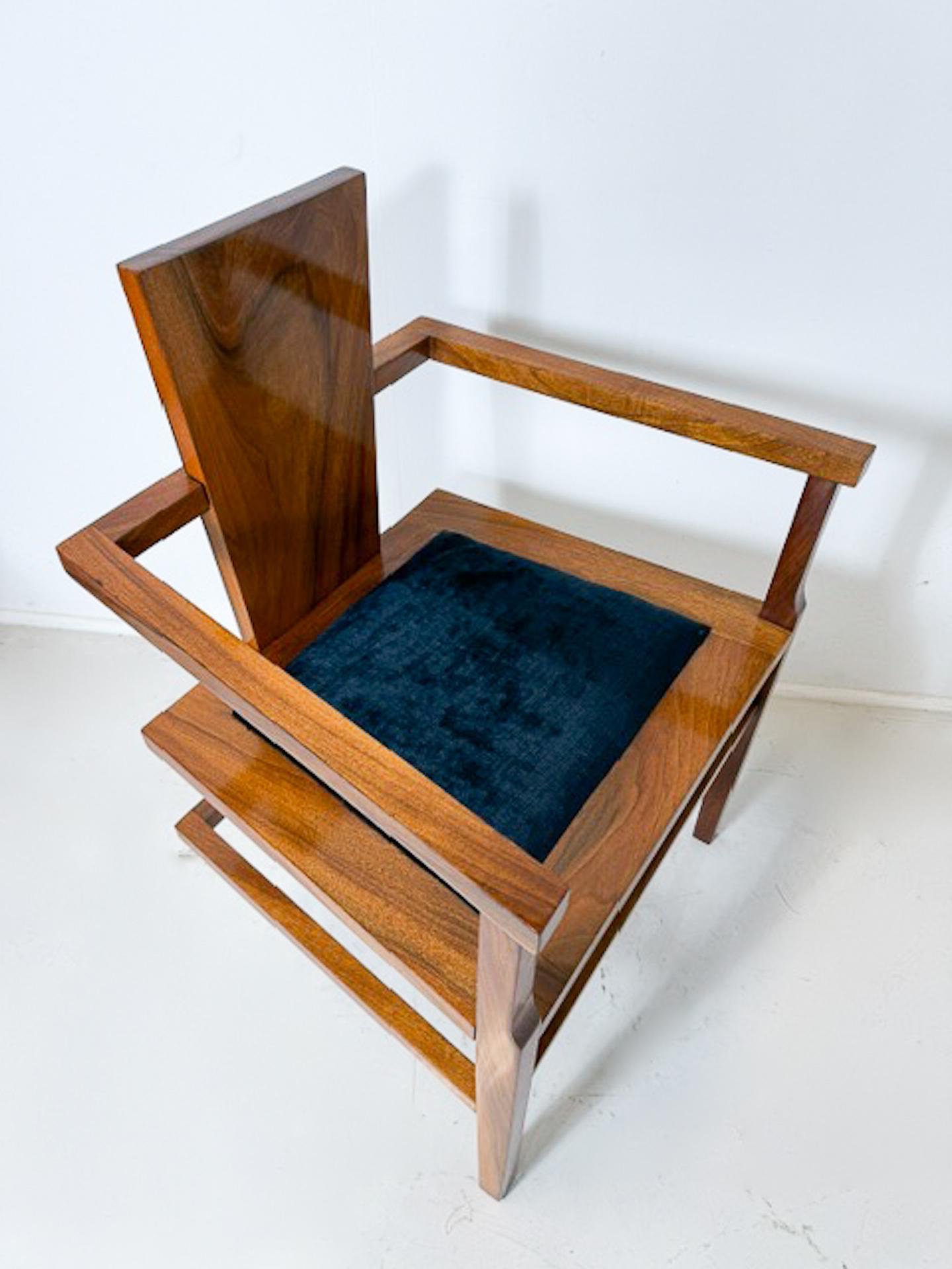Paar konstruktivistische Sessel aus Nussbaumholz, 1940er Jahre (Holz) im Angebot