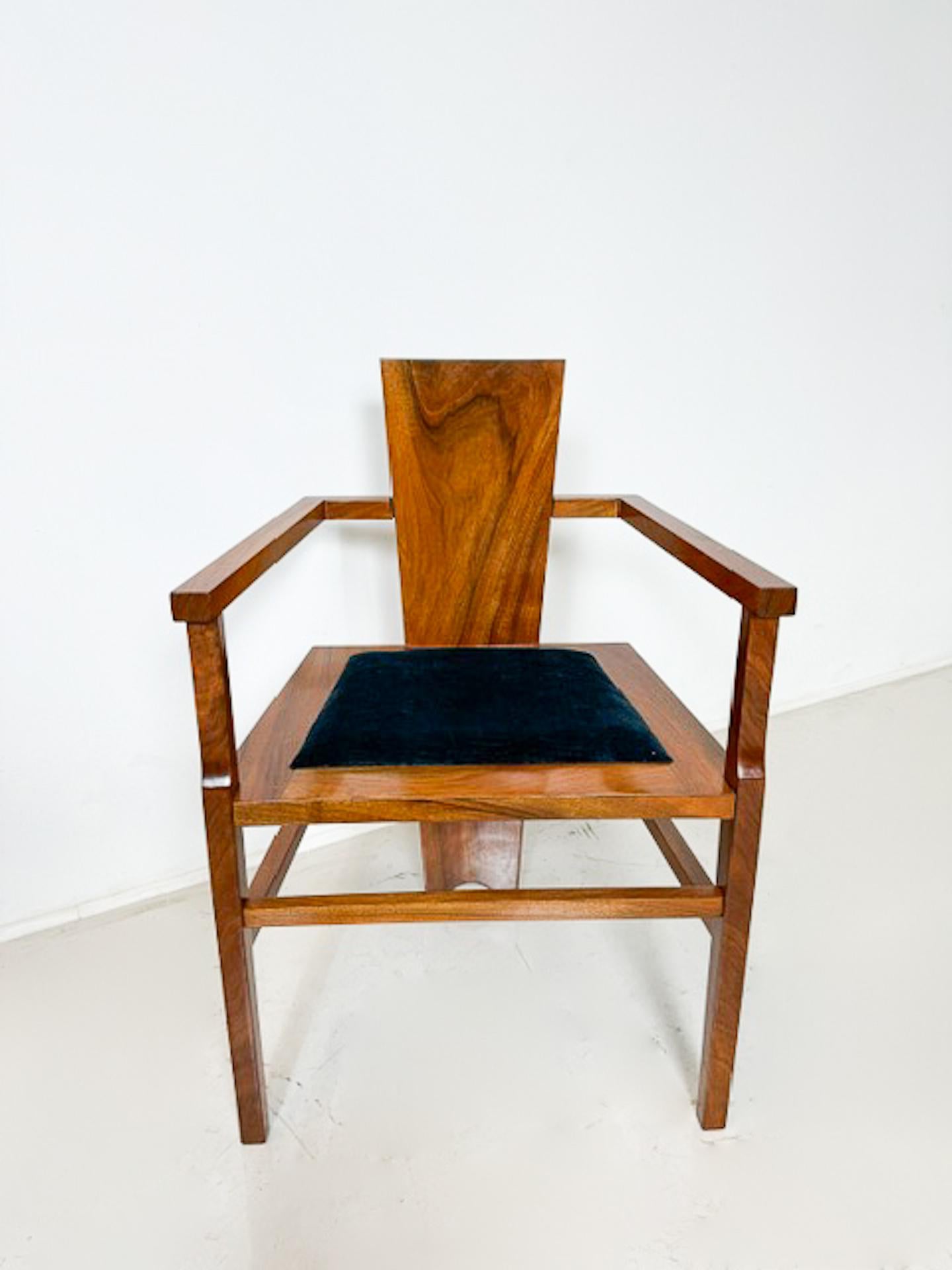 Paar konstruktivistische Sessel aus Nussbaumholz, 1940er Jahre im Angebot 2