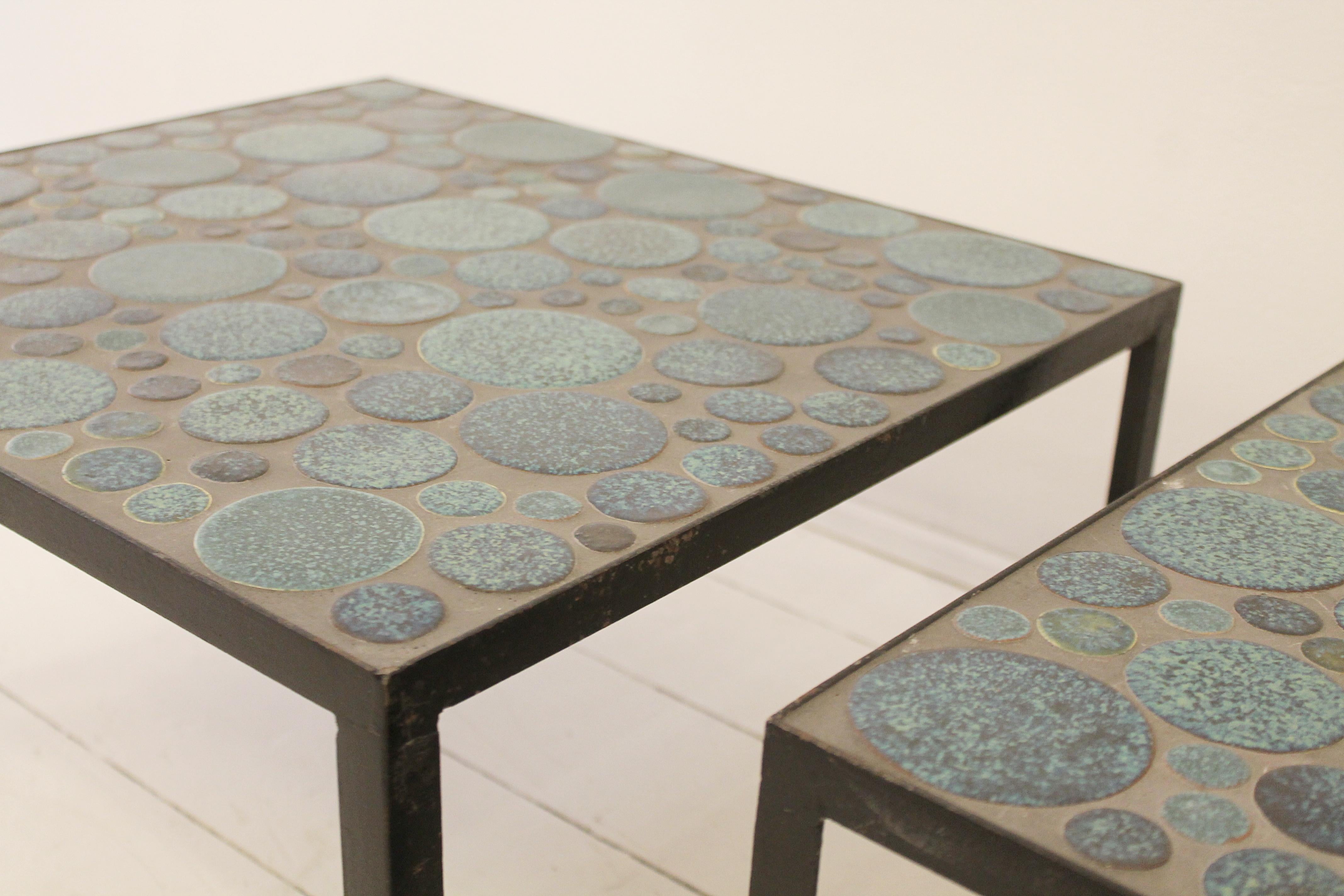 Paire de tables basses contemporaines en céramique par Aliette Vliers.