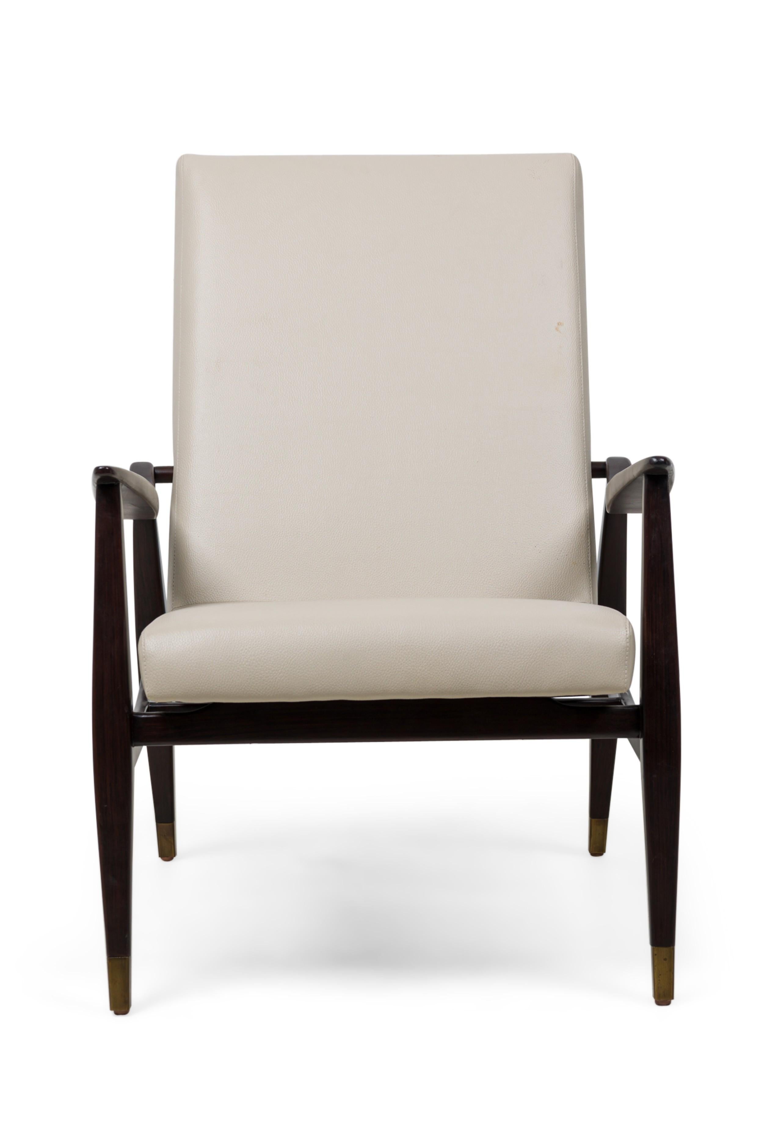 Pärchen zeitgenössischer amerikanischer Sessel mit dunklem Holzrahmen, quadratischer, leicht zurückgelehnter Rückenlehne und verjüngten Armlehnen, gepolstert mit beige/taupefarbenem Kiesel-Leder, auf vier quadratischen, verjüngten Beinen, die in