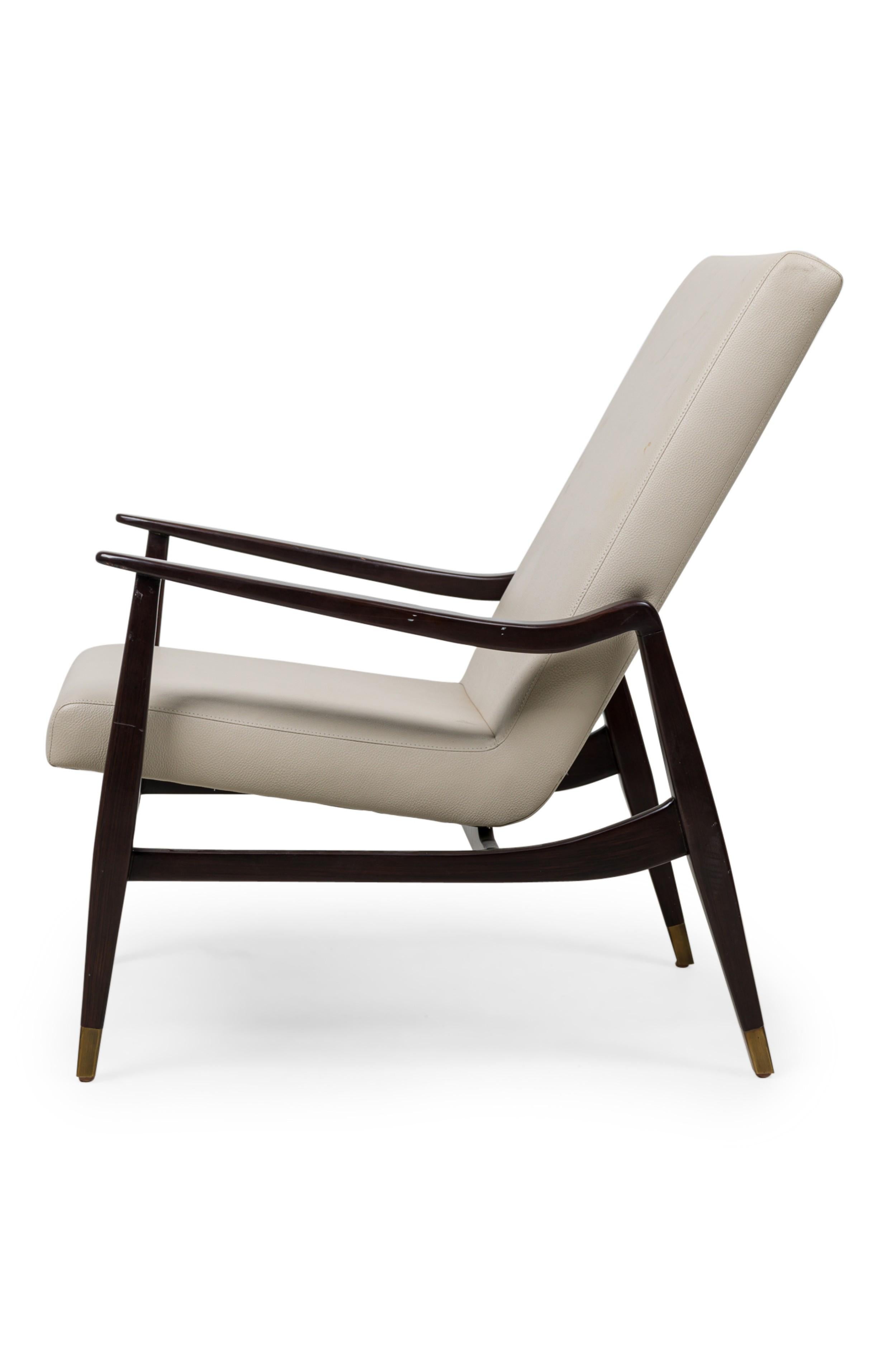 Ein Paar Contemporary American Beige Pebbled Leather Upholstered Armchairs (Unbekannt) im Angebot