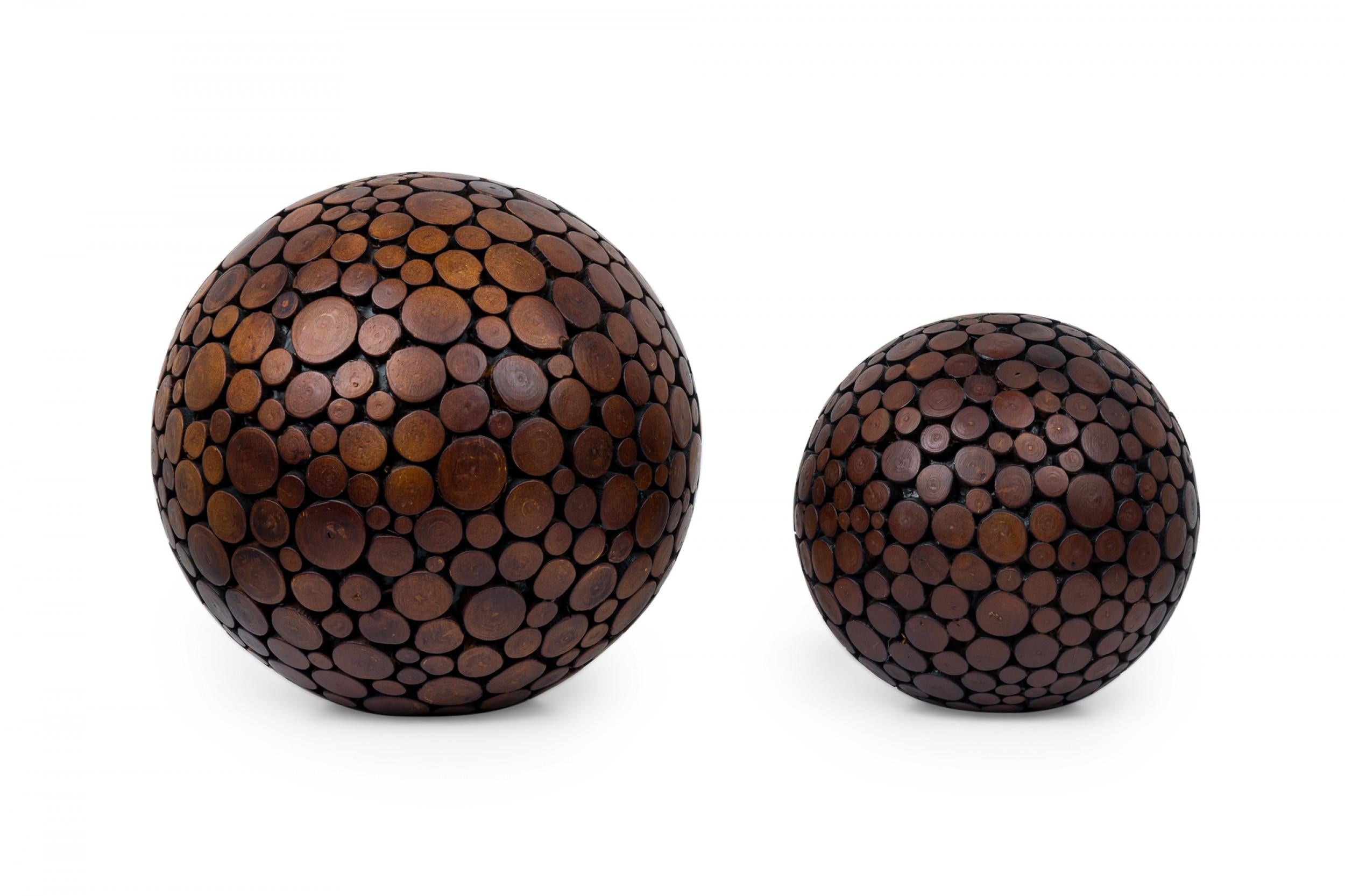 Ein Paar Contemporary American Sphere Sculptures aus geschnitztem Holz (Moderne) im Angebot