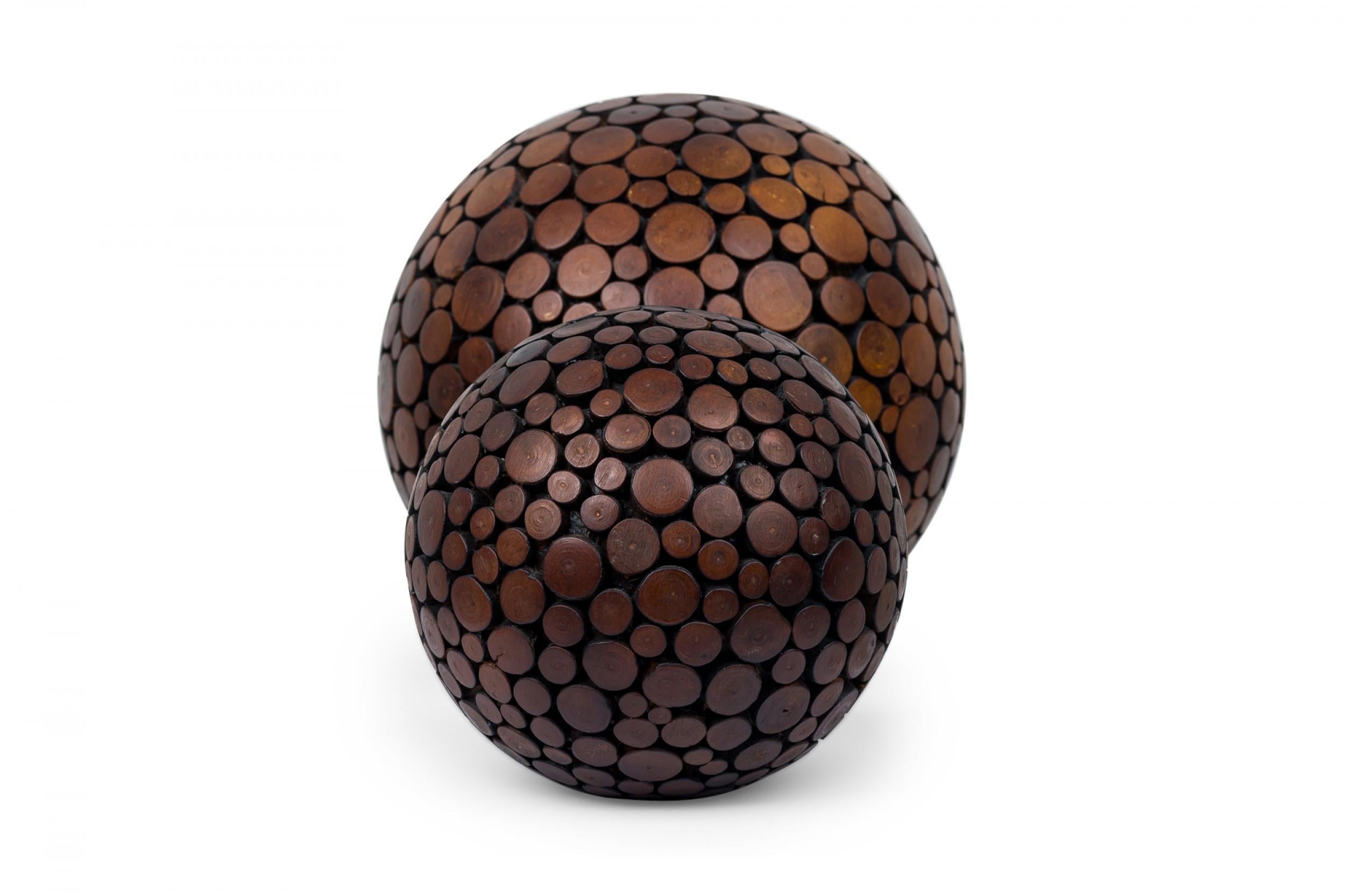 Ein Paar Contemporary American Sphere Sculptures aus geschnitztem Holz (amerikanisch) im Angebot