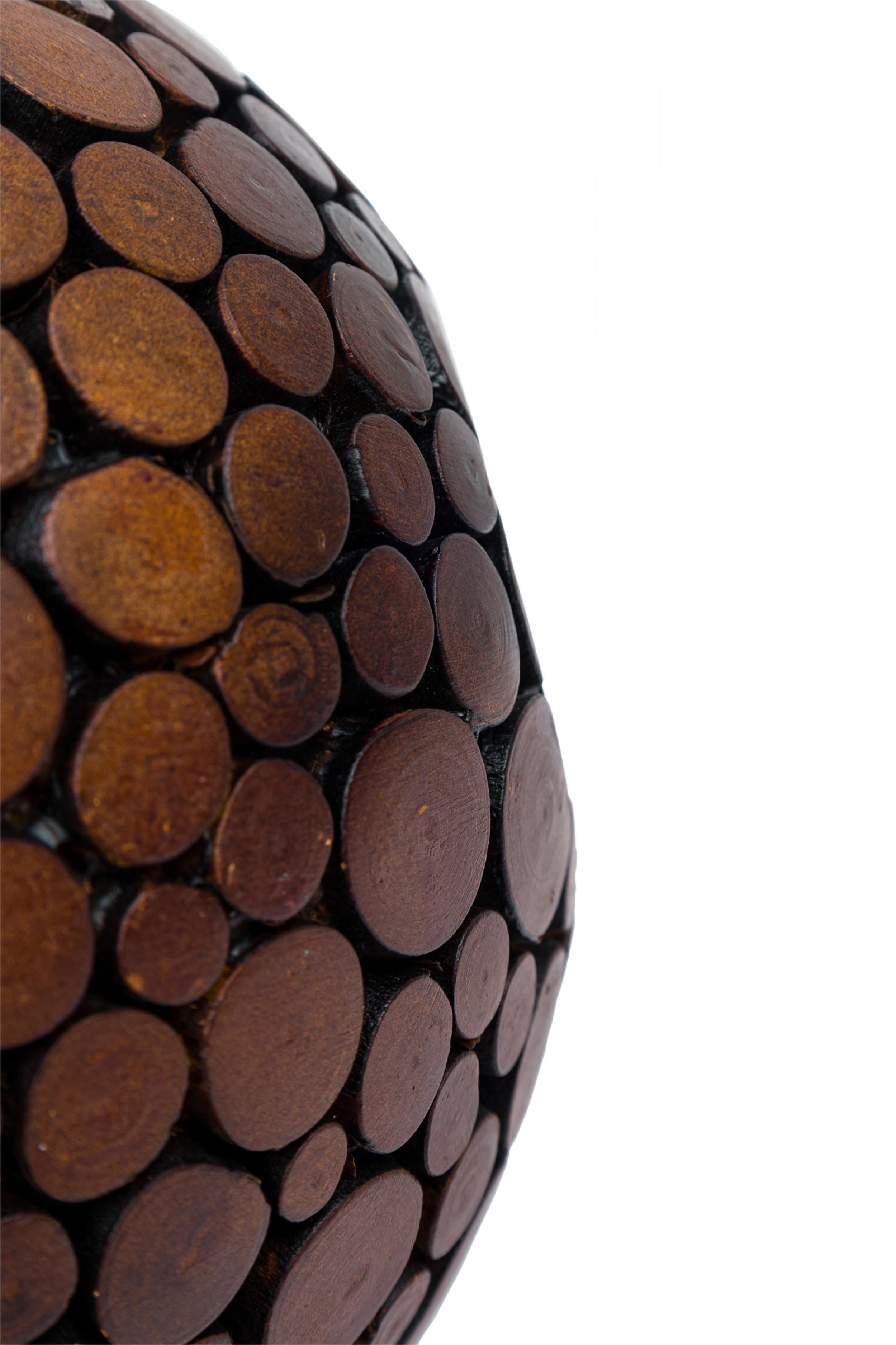 Ein Paar Contemporary American Sphere Sculptures aus geschnitztem Holz (21. Jahrhundert und zeitgenössisch) im Angebot