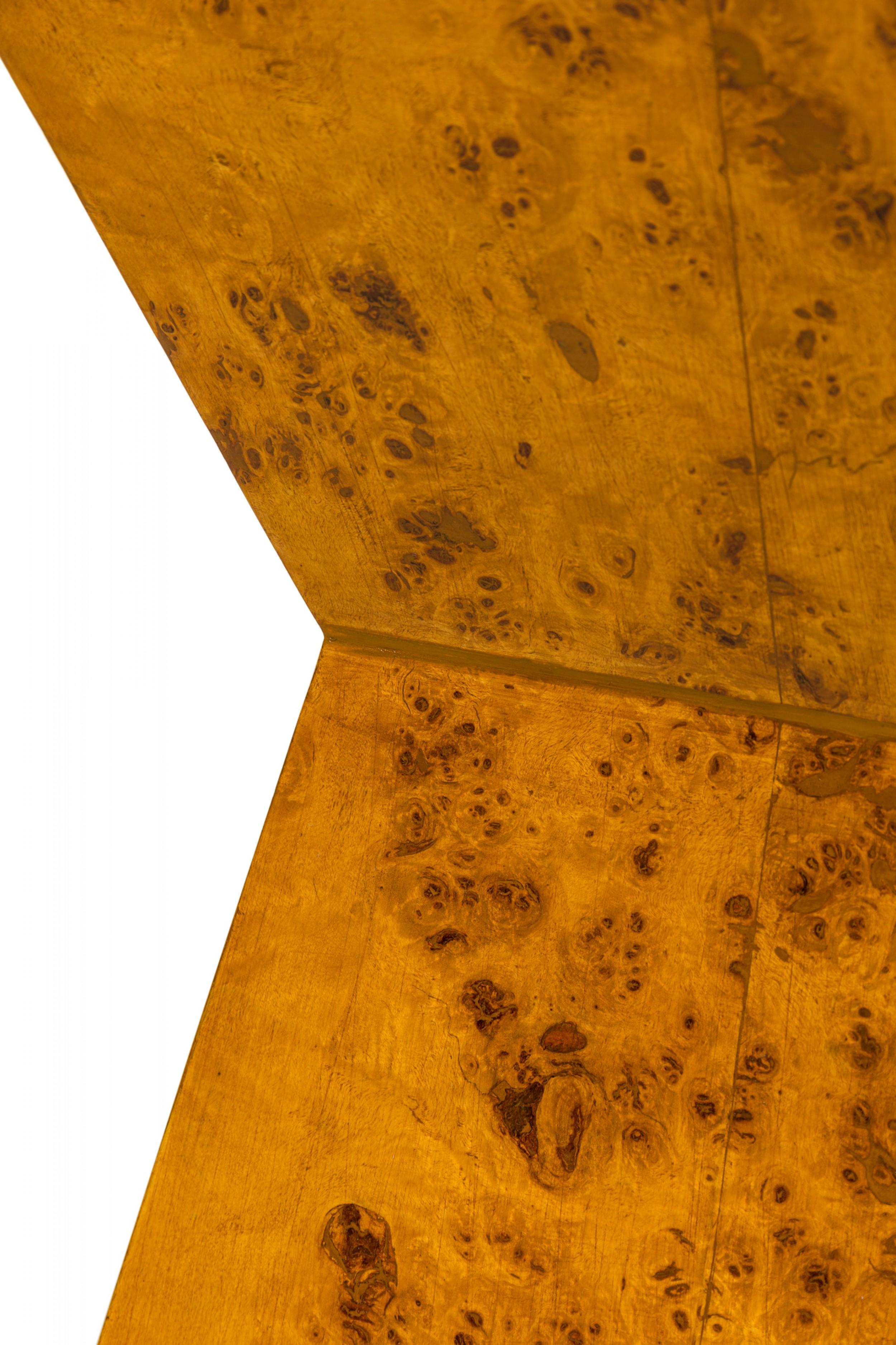 Coppia di tavolini simili in legno di radica in stile contemporaneo americano a forma di clessidra tronca ad angolo retto, ciascuno dei quali poggia su quattro piedi angolari. (PREZZO A COPPIA)

Un tavolo leggermente più piccolo: 13,75