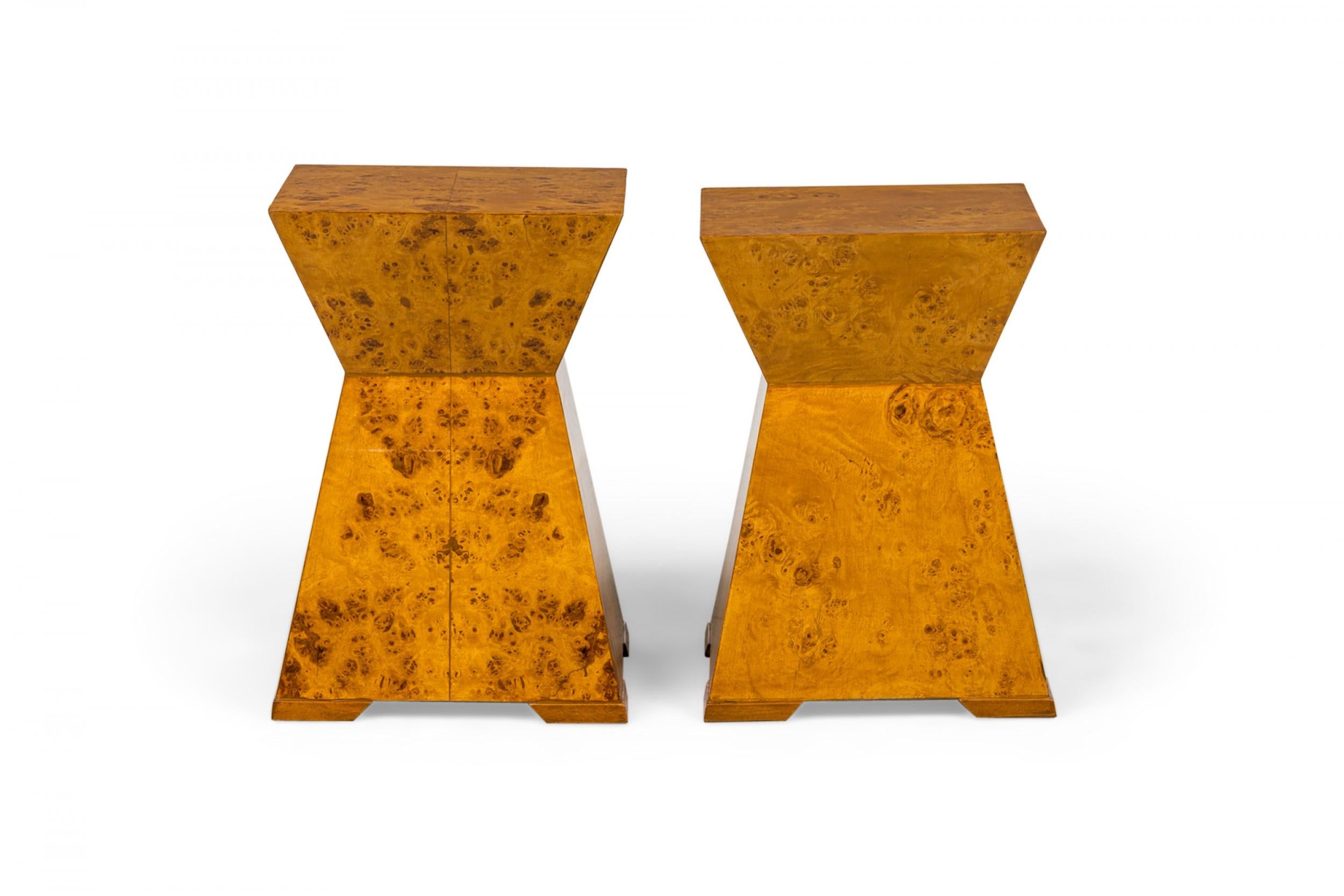 XXI secolo e contemporaneo Coppia di Tavoli Occasionali Piramidali in radica di frassino Oliver Contemporary in vendita