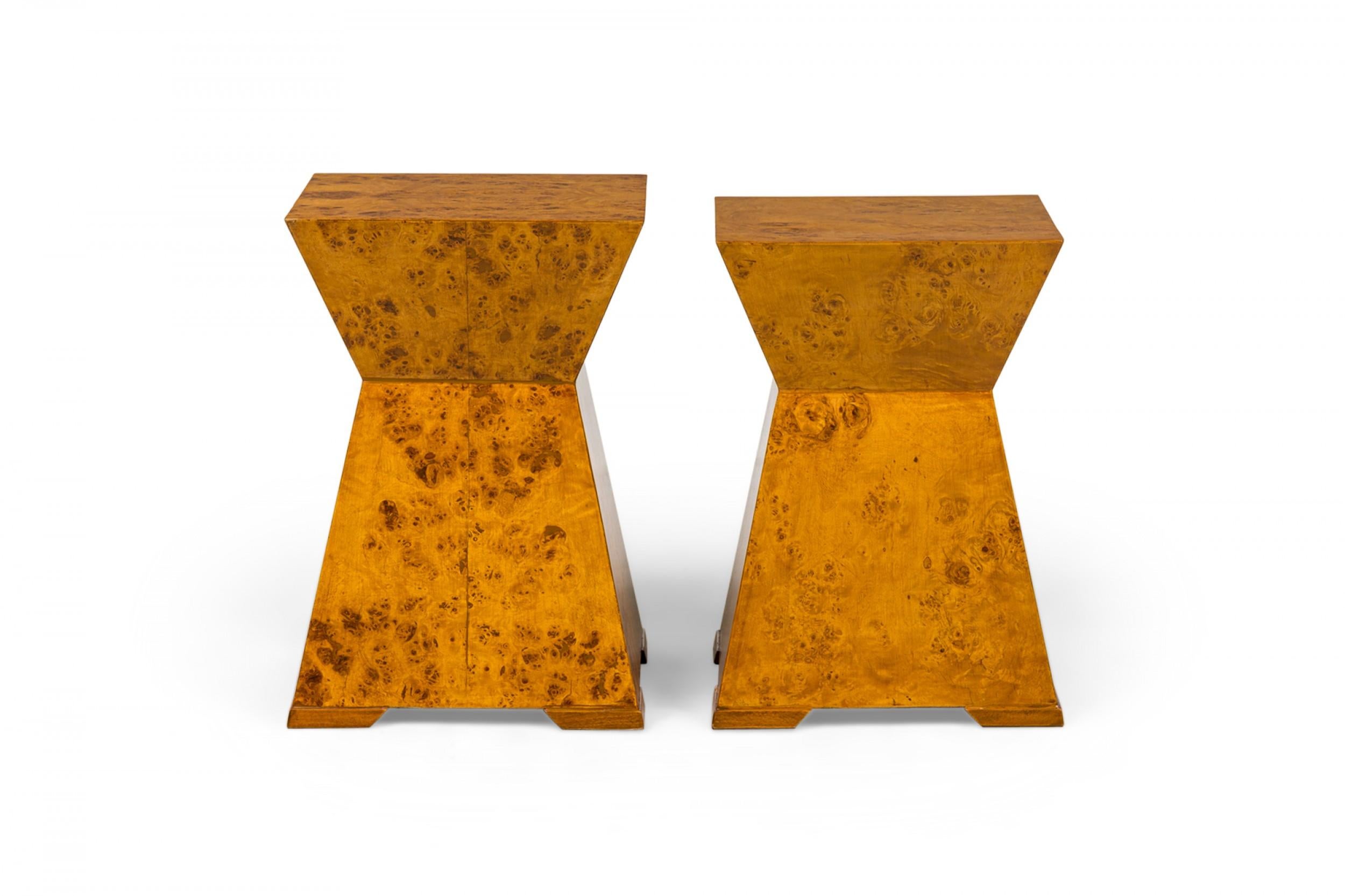 Legno Coppia di Tavoli Occasionali Piramidali in radica di frassino Oliver Contemporary in vendita