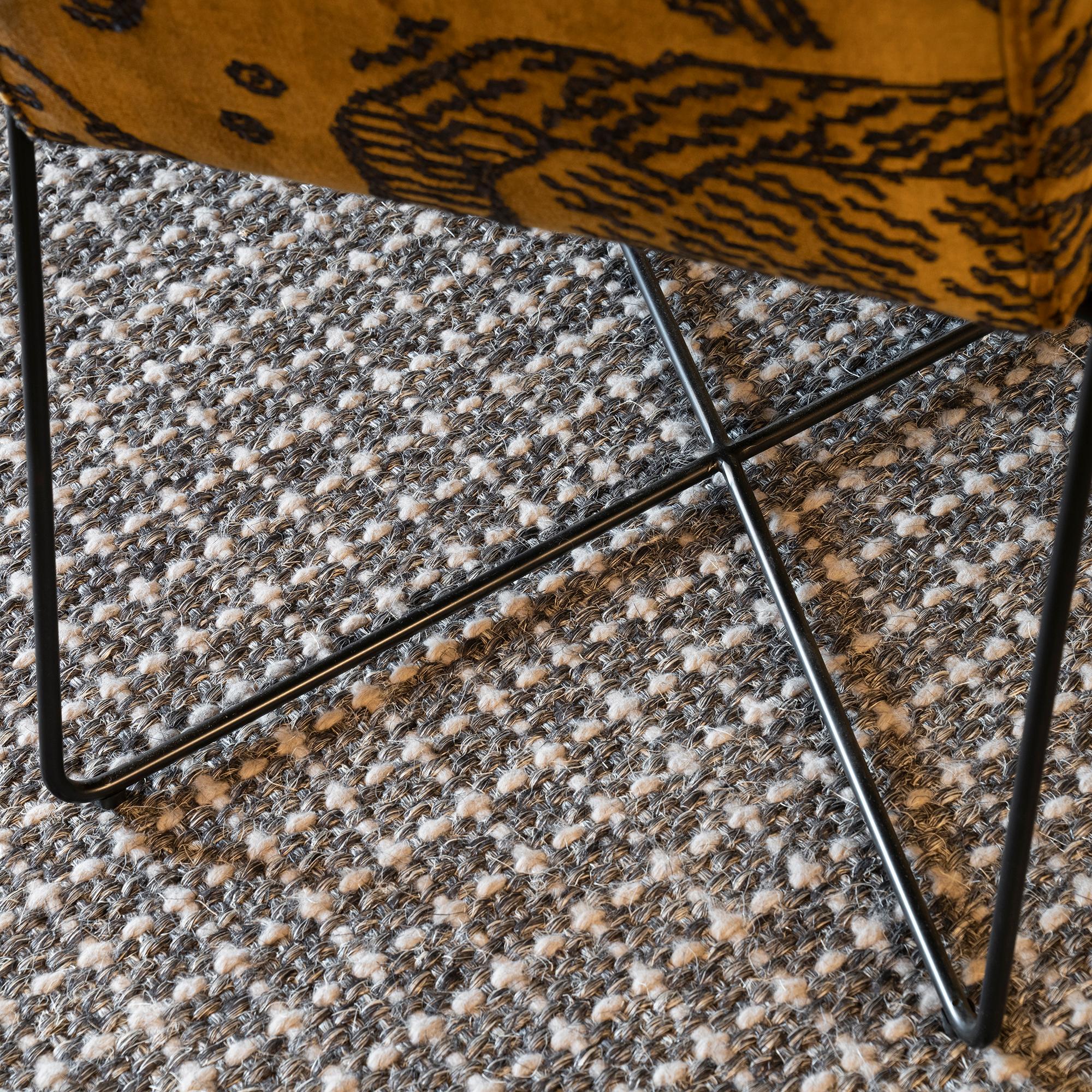 Zeitgenössische Sessel aus schwarzem Stahl und dunkelgoldfarbenem Jacquard-Samt, Paar 4