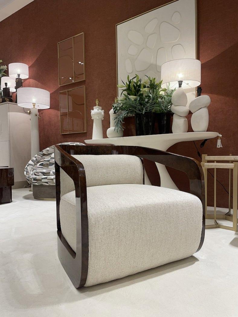 XXIe siècle et contemporain Paire de fauteuils contemporains fabriqués à la main avec un caractère Art déco audacieux en vente