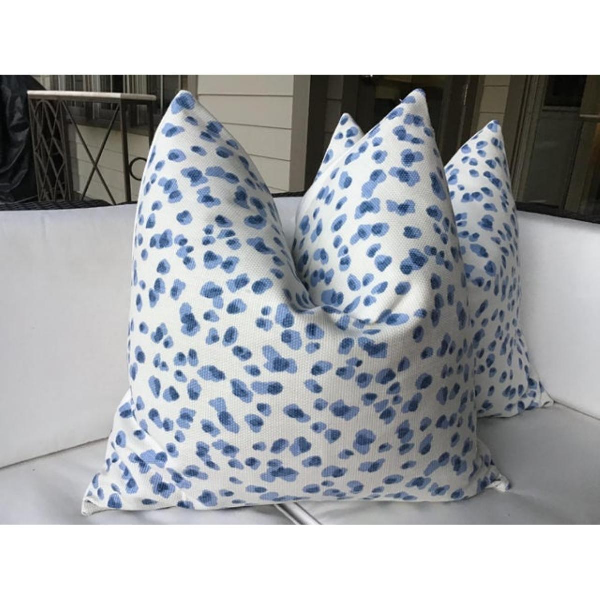 Merveilleux tressage de panier lourd avec un fond blanc et des taches (ou gouttelettes !) d'animaux bleuet et bleu indigo dans le tissu Mira bien-aimé de Ballards ! Cette offre concerne une paire d'oreillers de 21 pouces, avec des inserts en duvet.