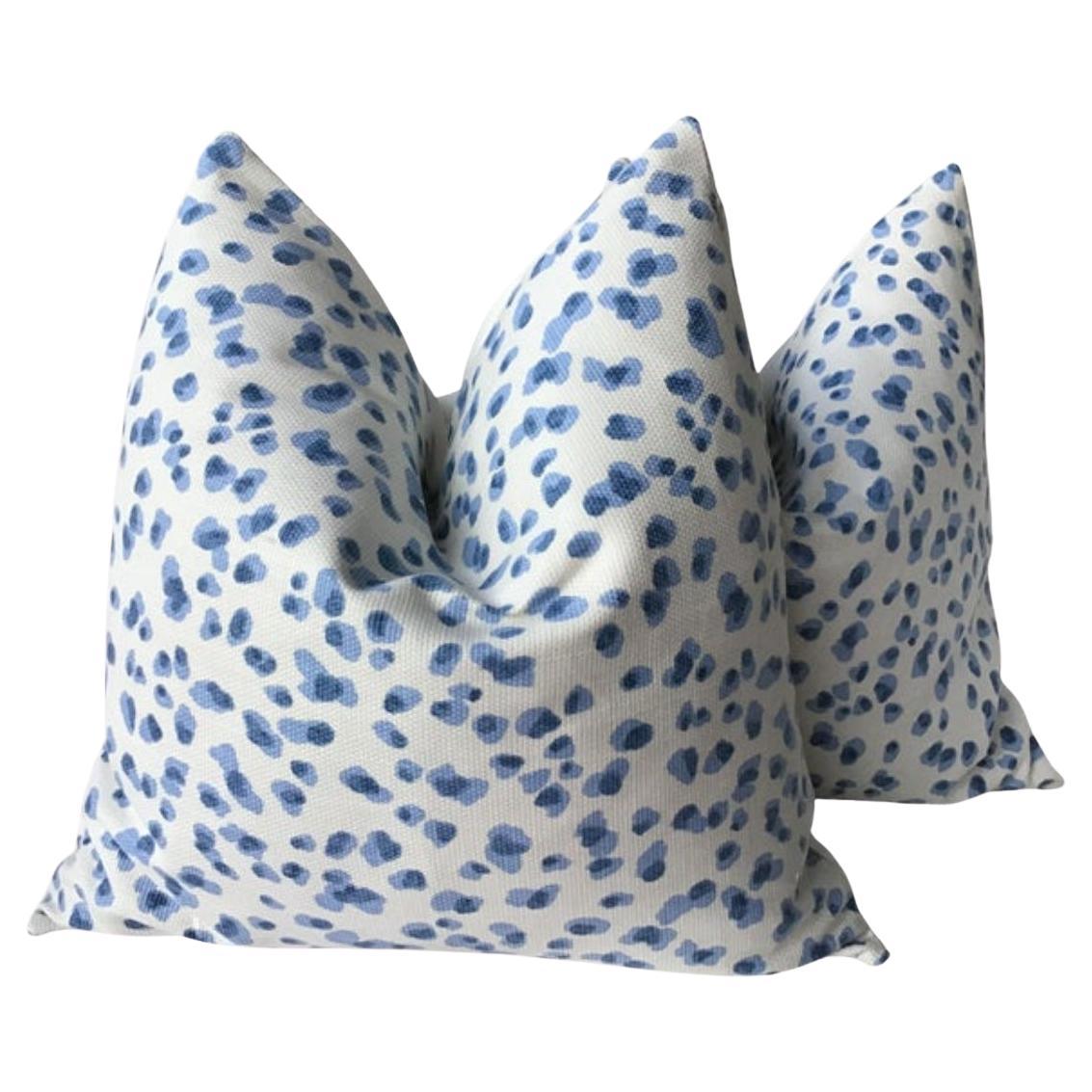 Coppia di cuscini contemporanei Ballard Designs "Mira", blu e bianchi, 21".