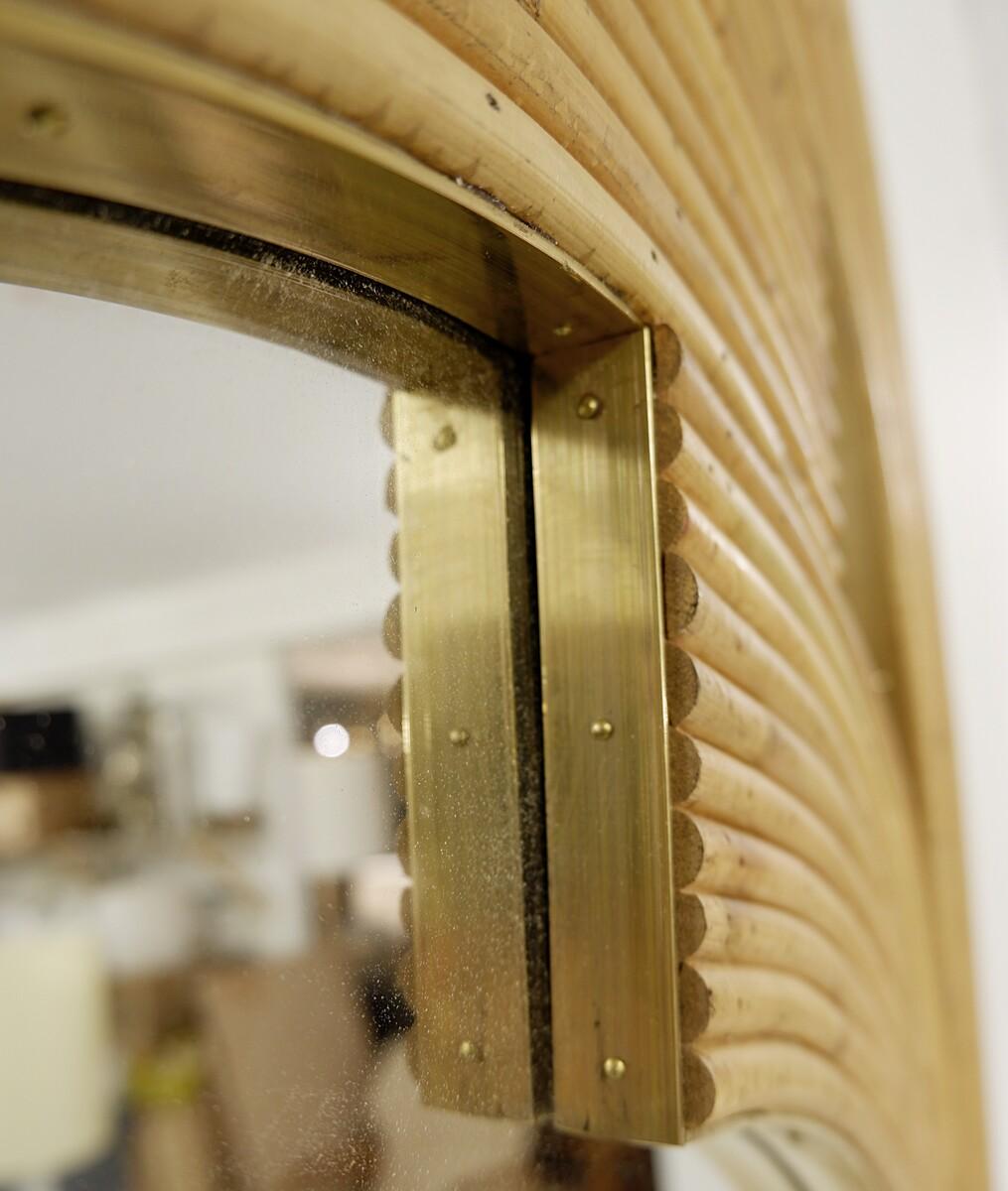 Coppia di specchi italiani contemporanei in bambù e ottone in vendita 1