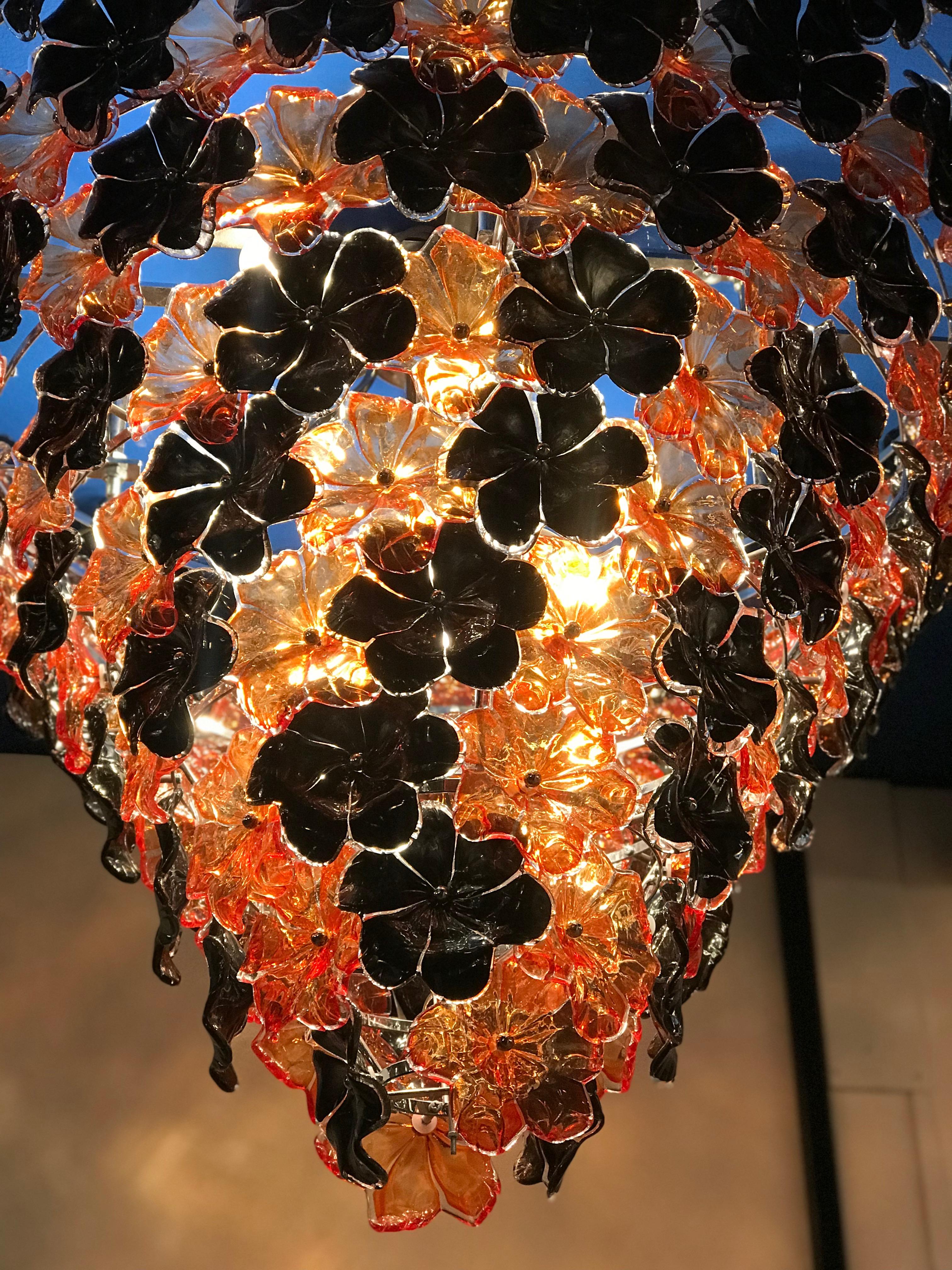 Paar zeitgenössische schwarze und orangefarbene Blumen-Kronleuchter aus Muranoglas mit atemberaubender Blume (Geblasenes Glas) im Angebot