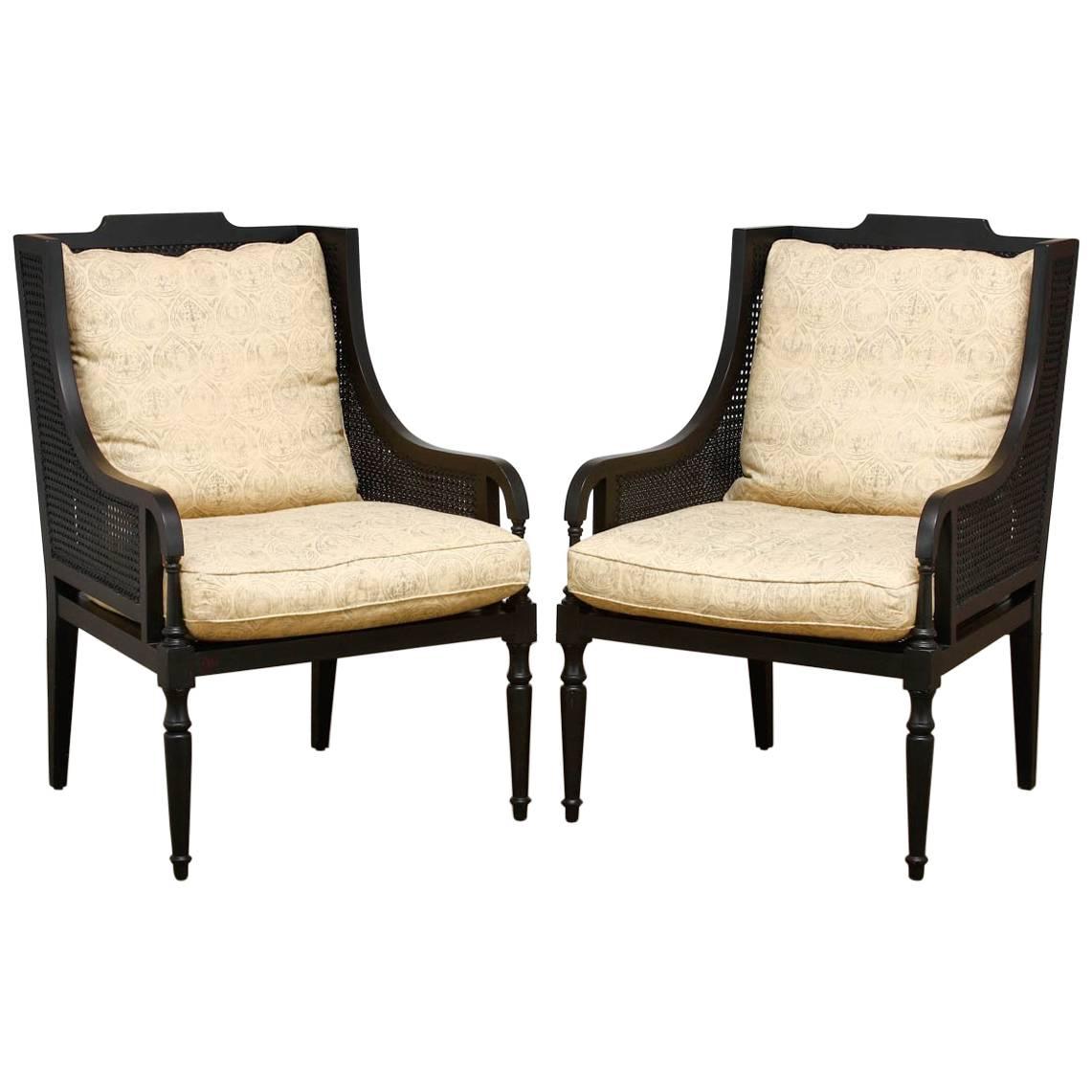 Paire de chaises contemporaines à oreilles cannées en laque noire