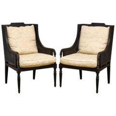 Paire de chaises contemporaines à oreilles cannées en laque noire