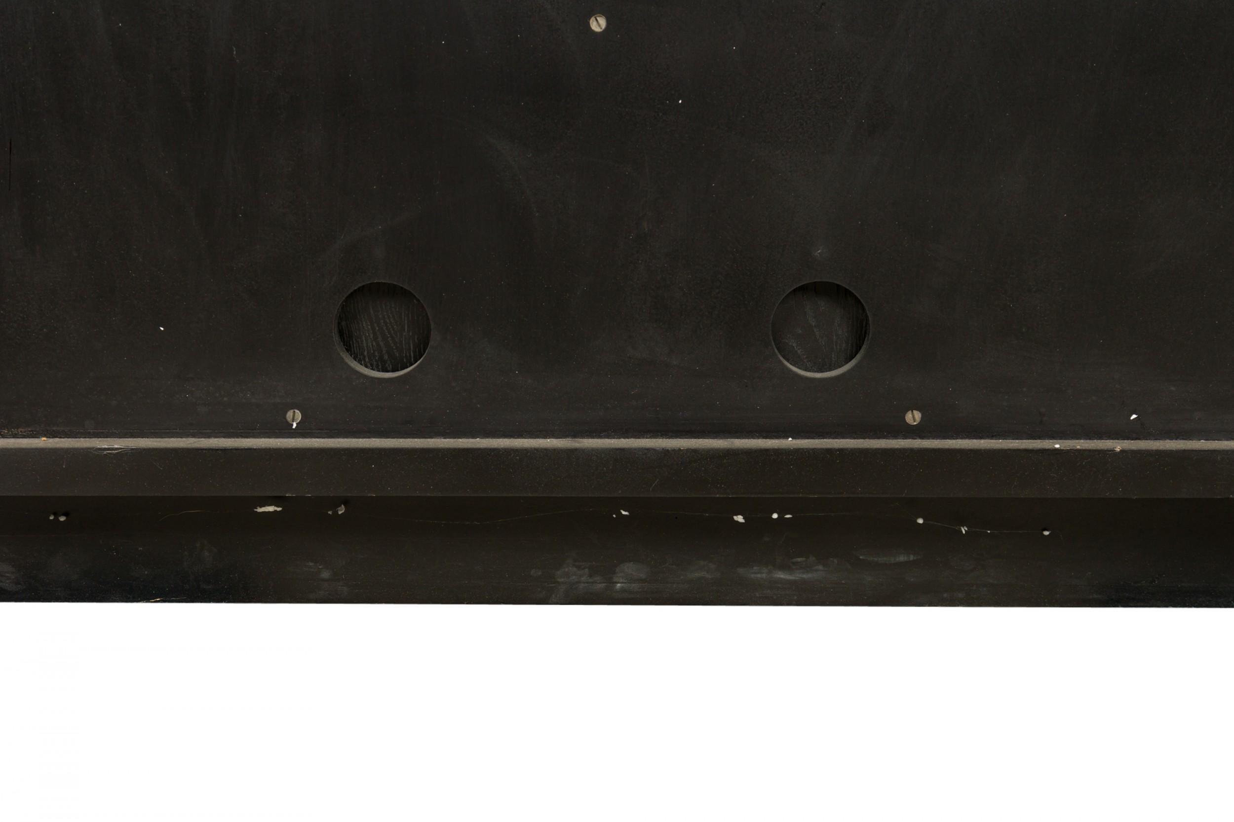 Inconnu Paire d'armoires basses contemporaines à façade laquée noire en vente
