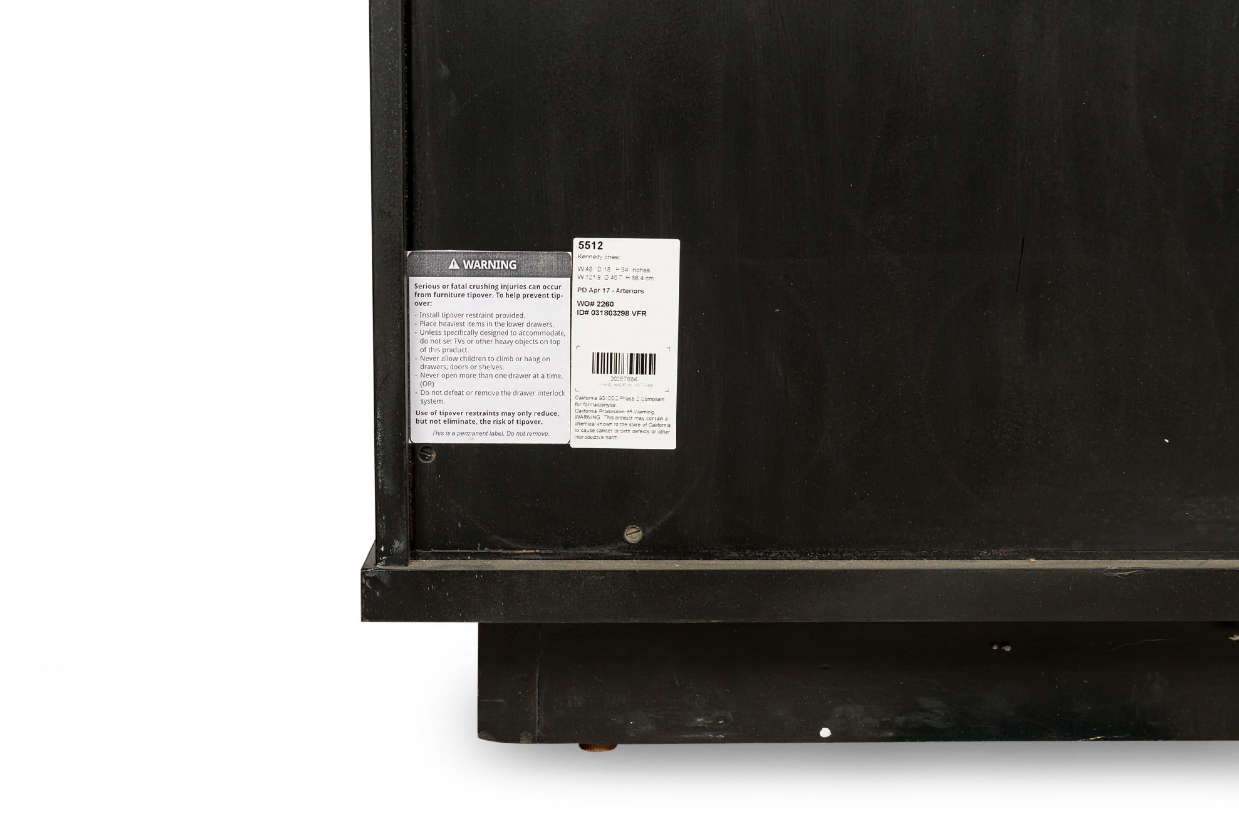 Bois doré Paire d'armoires basses contemporaines à façade laquée noire en vente