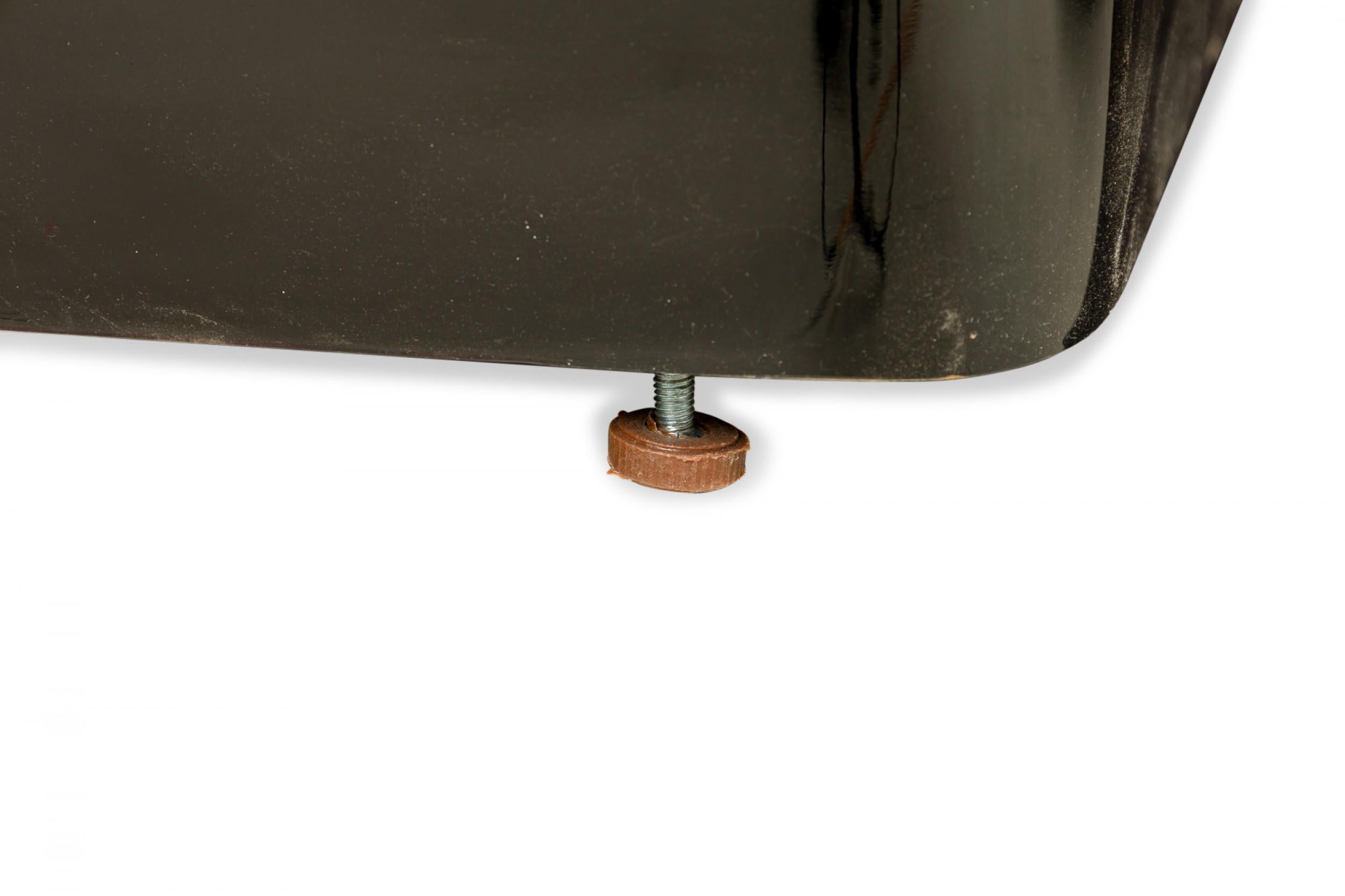 PAIRE de commodes contemporaines avec un extérieur laqué noir et deux portes de cabinet avec des poignées de porte circulaires en métal doré qui s'ouvrent pour révéler deux tiroirs supérieurs et trois étagères intérieures. (PRIX PAR PAIRE)

Condit :