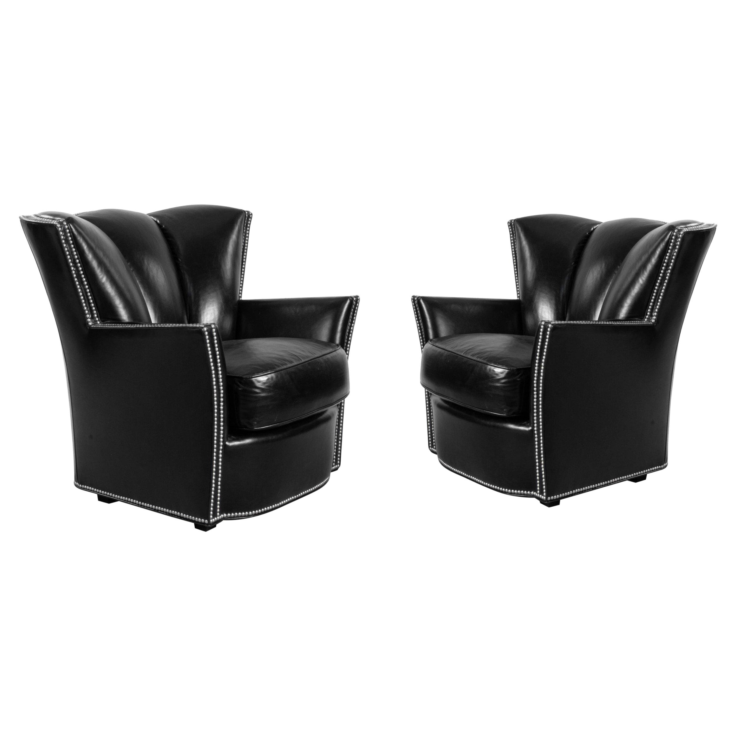 Paire de fauteuils club contemporains en cuir noir clouté en vente