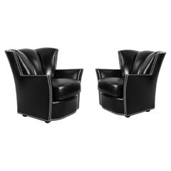 Paire de fauteuils club contemporains en cuir noir clouté