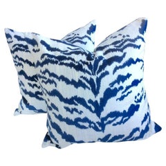 Coppia di cuscini Tigre in velluto blu e avorio contemporanei