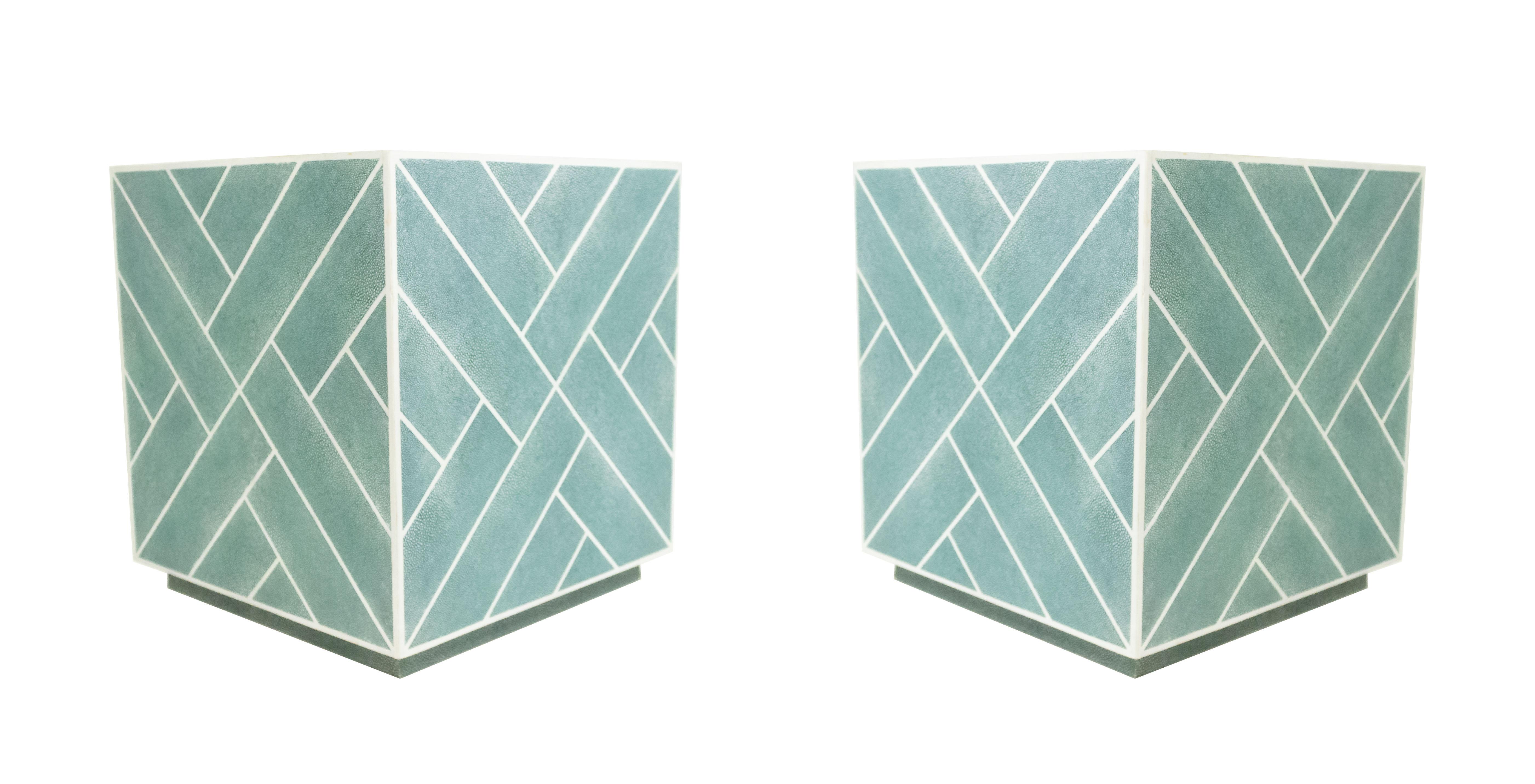 Pareja de mesas auxiliares contemporáneas de piel de raya azul Madera en venta