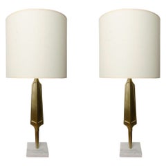 Paire de lampes contemporaines en laiton sur socle carré en marbre