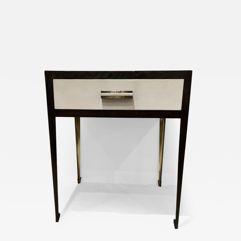 Ein elegantes Paar Tische aus Eisen und Bronze mit Pergamenteinlagen und einer einzigen Schublade auf spitz zulaufenden Beinen mit Spatenfüßen.

Kann nach Maß angefertigt werden - Preise variieren
