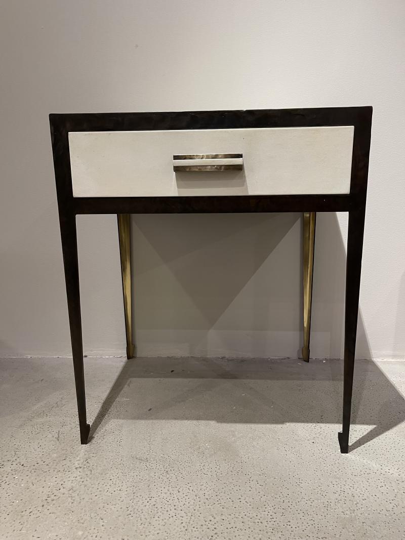 Ein Paar Contemporary Nachttische aus Bronze und Stahl mit Pergamentplatten. (Moderne)