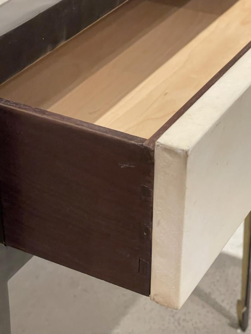 Ein Paar Contemporary Nachttische aus Bronze und Stahl mit Pergamentplatten. (amerikanisch)
