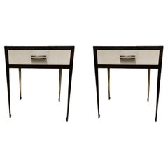 Ein Paar Contemporary Nachttische aus Bronze und Stahl mit Pergamentplatten.