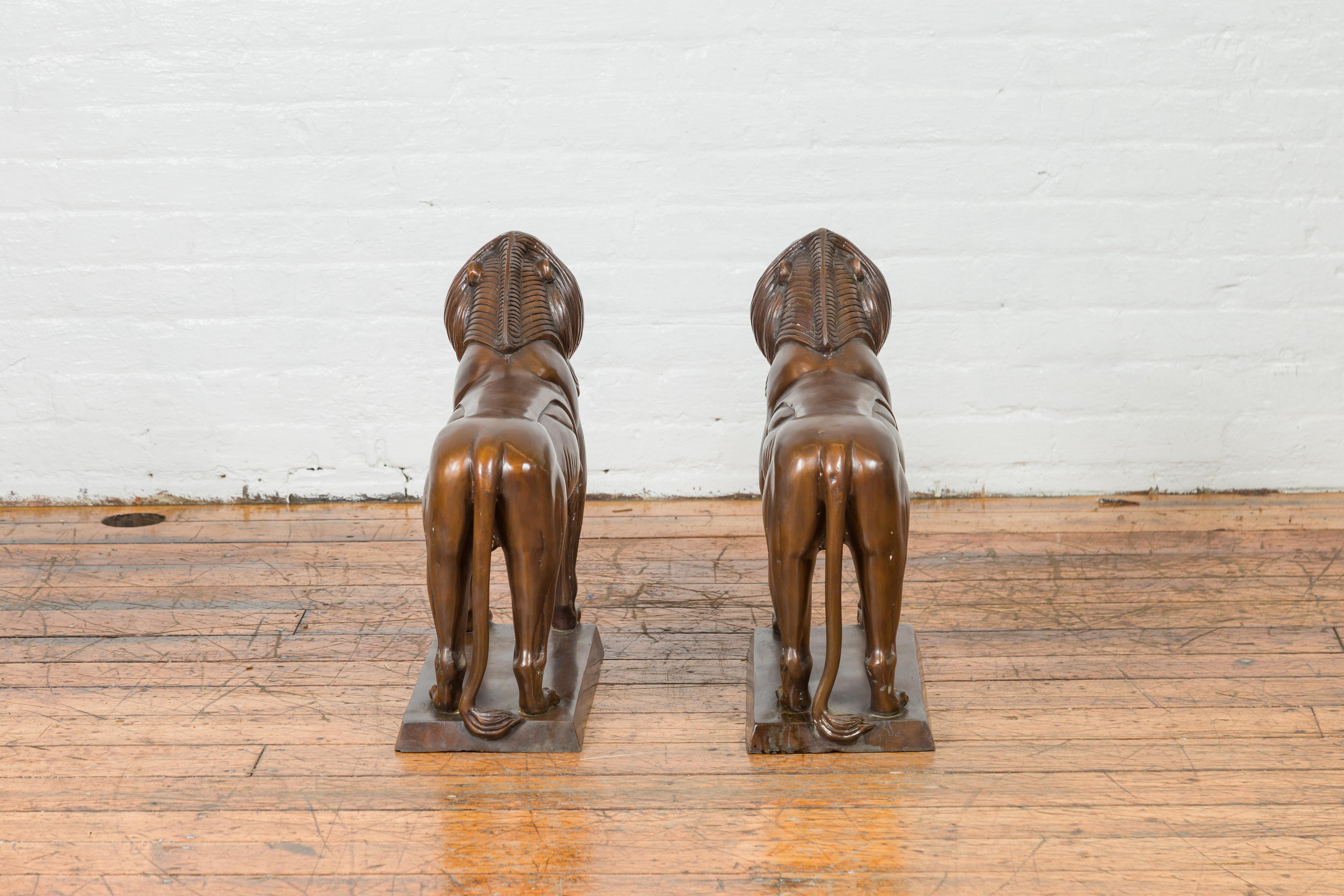 Paire de sculptures contemporaines de lions en bronze sur socle à patine foncée en vente 4