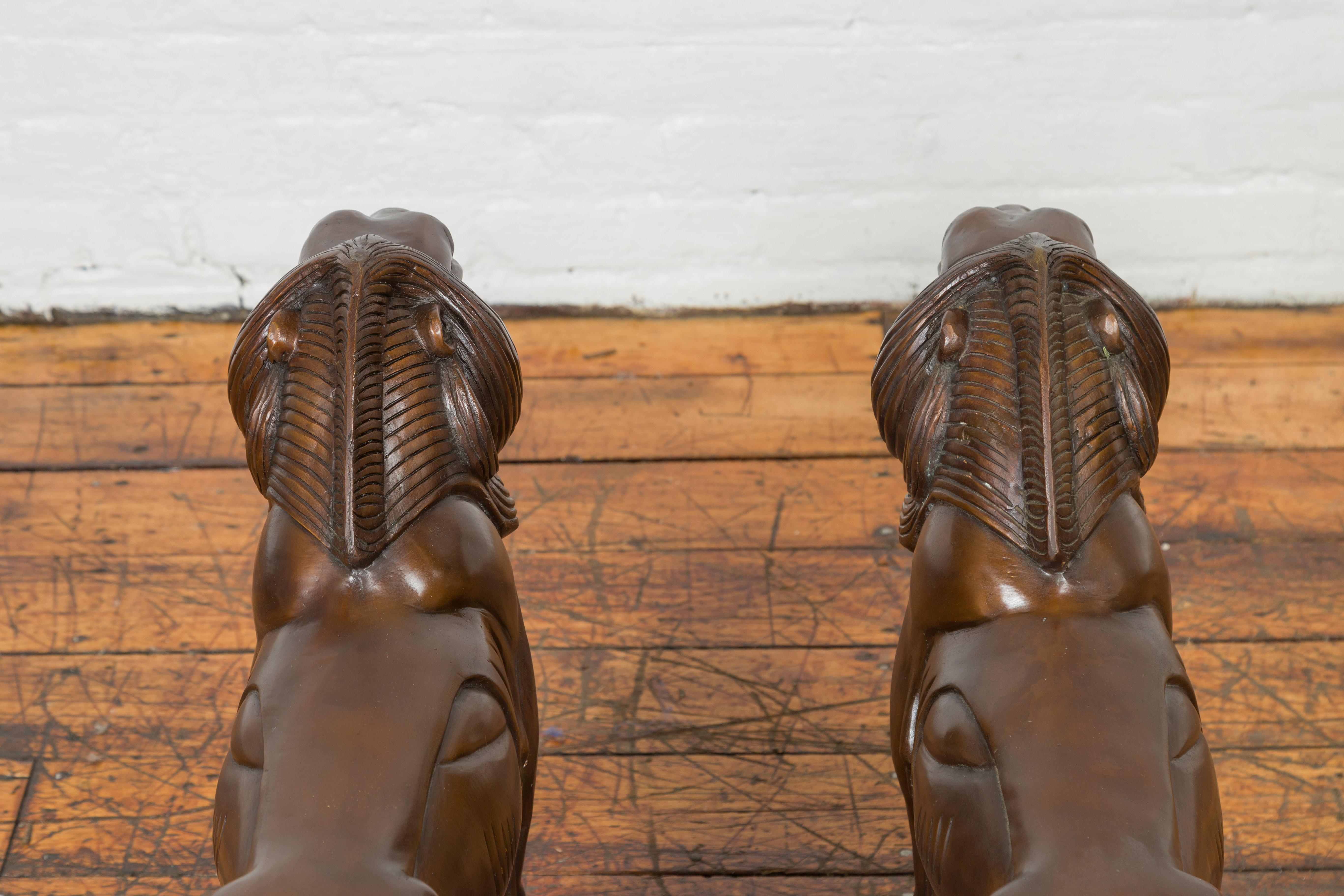 Paar zeitgenössische Löwenskulpturen aus Bronze auf Sockeln mit dunkler Patina im Angebot 6