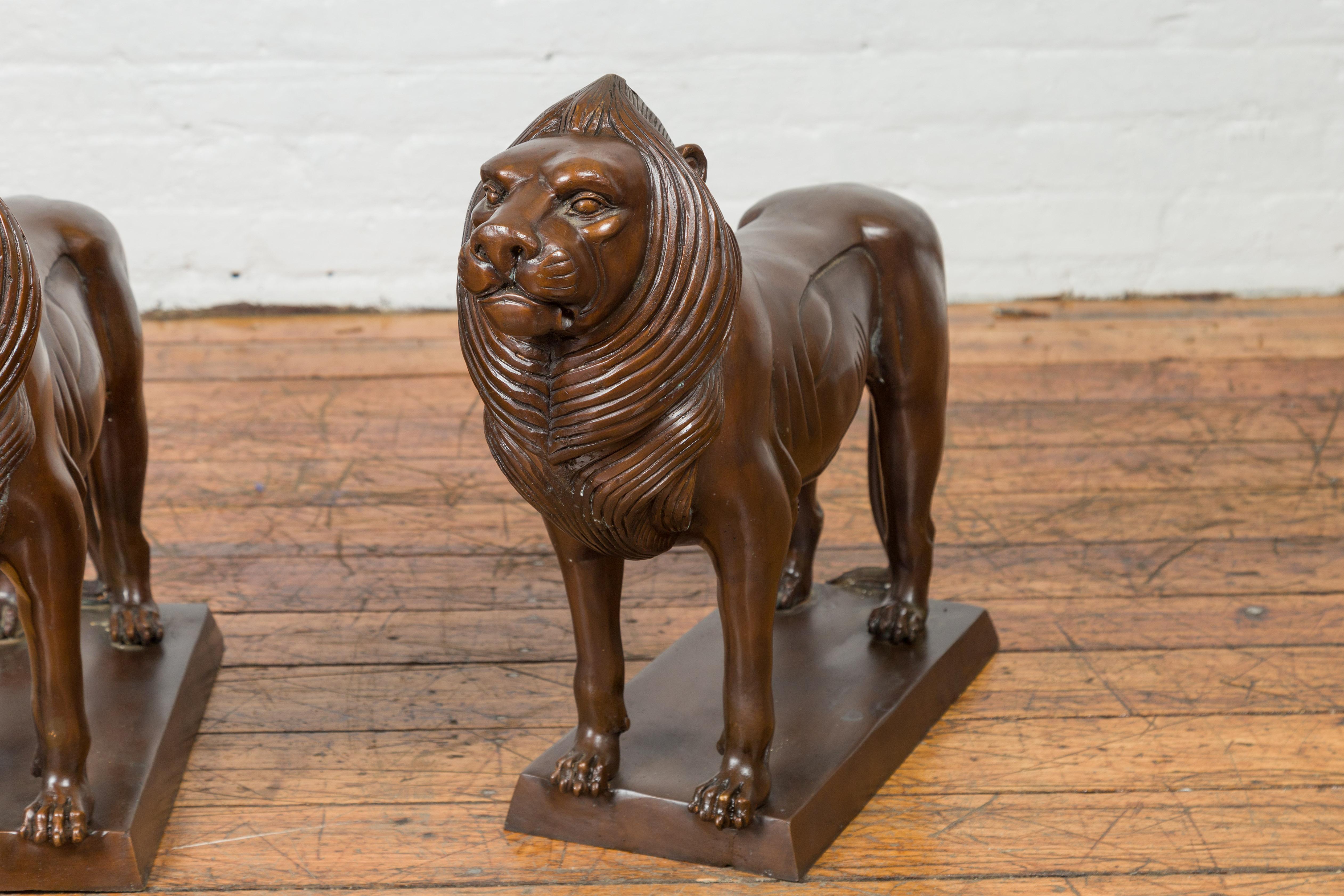 XXIe siècle et contemporain Paire de sculptures contemporaines de lions en bronze sur socle à patine foncée en vente