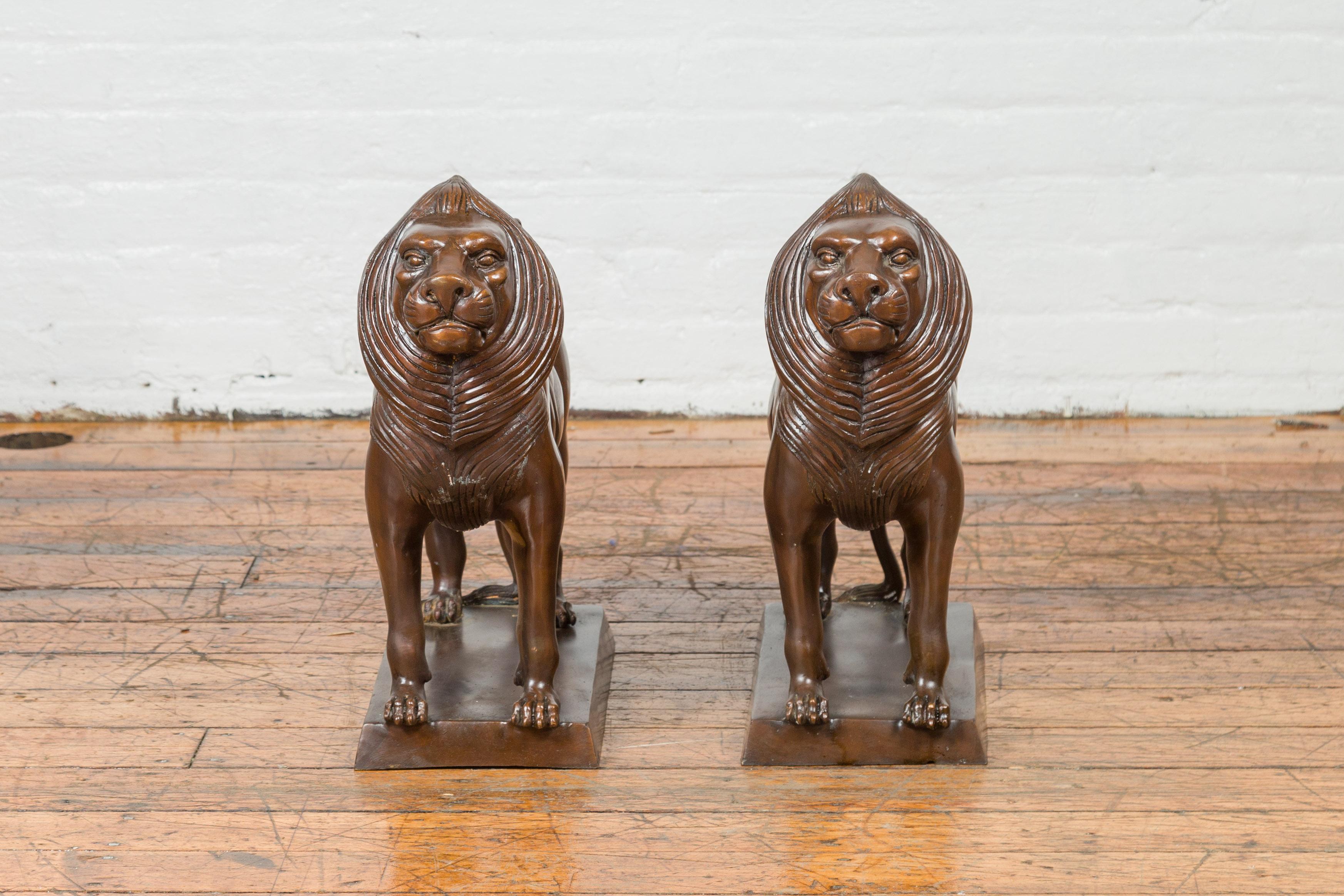 Bronze Paire de sculptures contemporaines de lions en bronze sur socle à patine foncée en vente