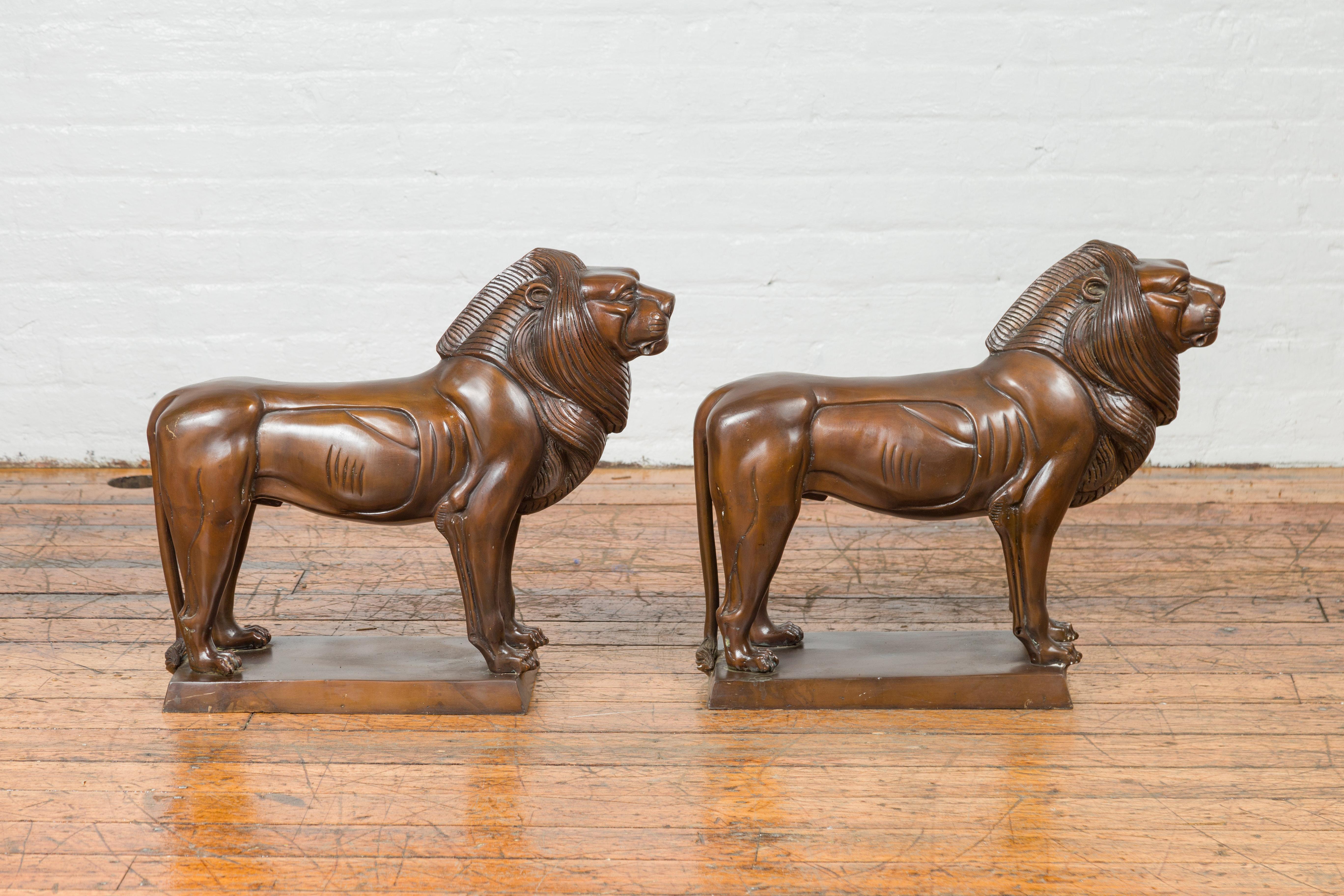 Paire de sculptures contemporaines de lions en bronze sur socle à patine foncée en vente 2