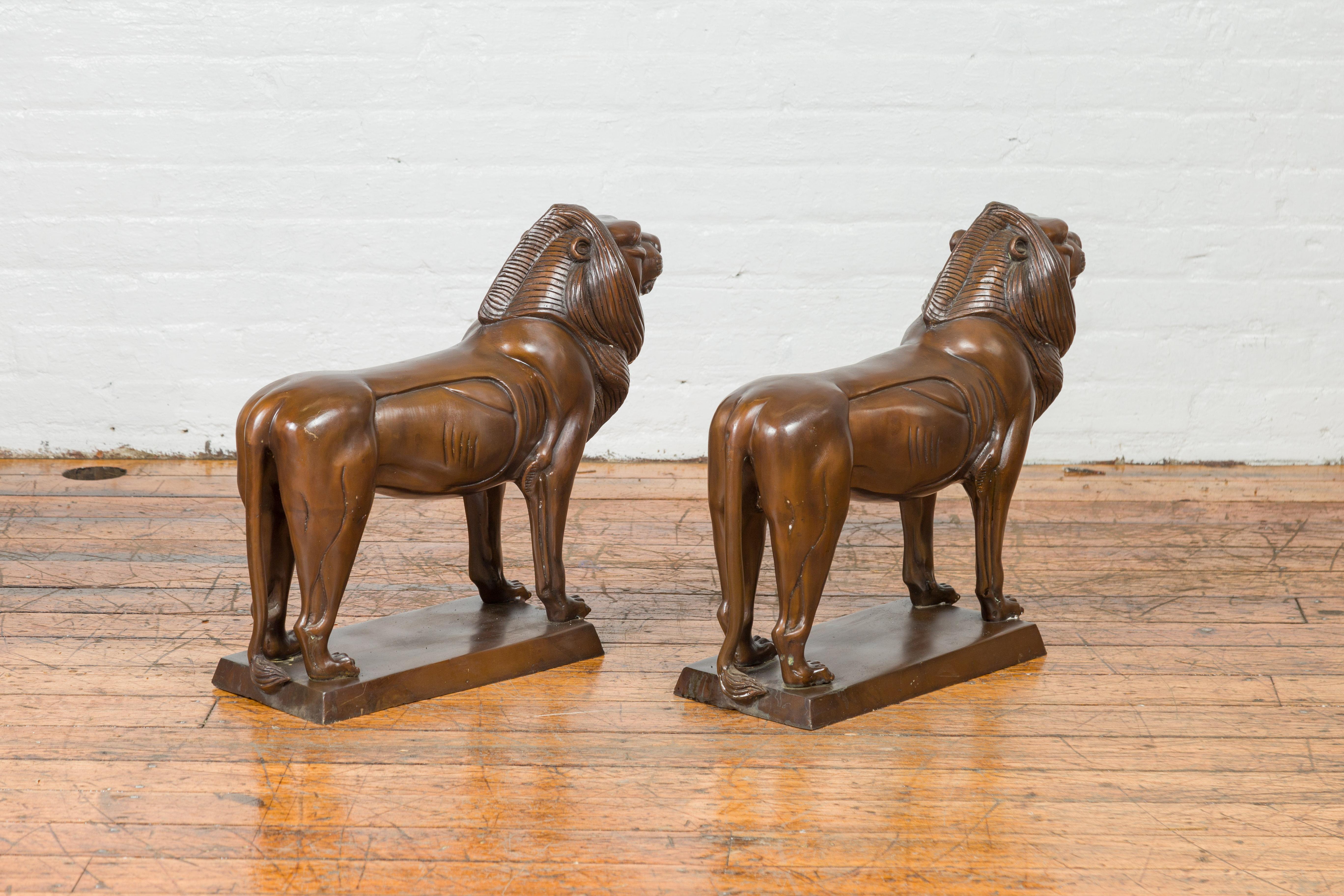 Paire de sculptures contemporaines de lions en bronze sur socle à patine foncée en vente 3