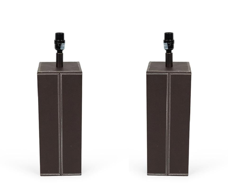 PAR de lámparas de mesa rectangulares contemporáneas de cuero marrón con pantalla cuadrada de tela blanca (PRECIO POR PAR)

Se envía con persianas.