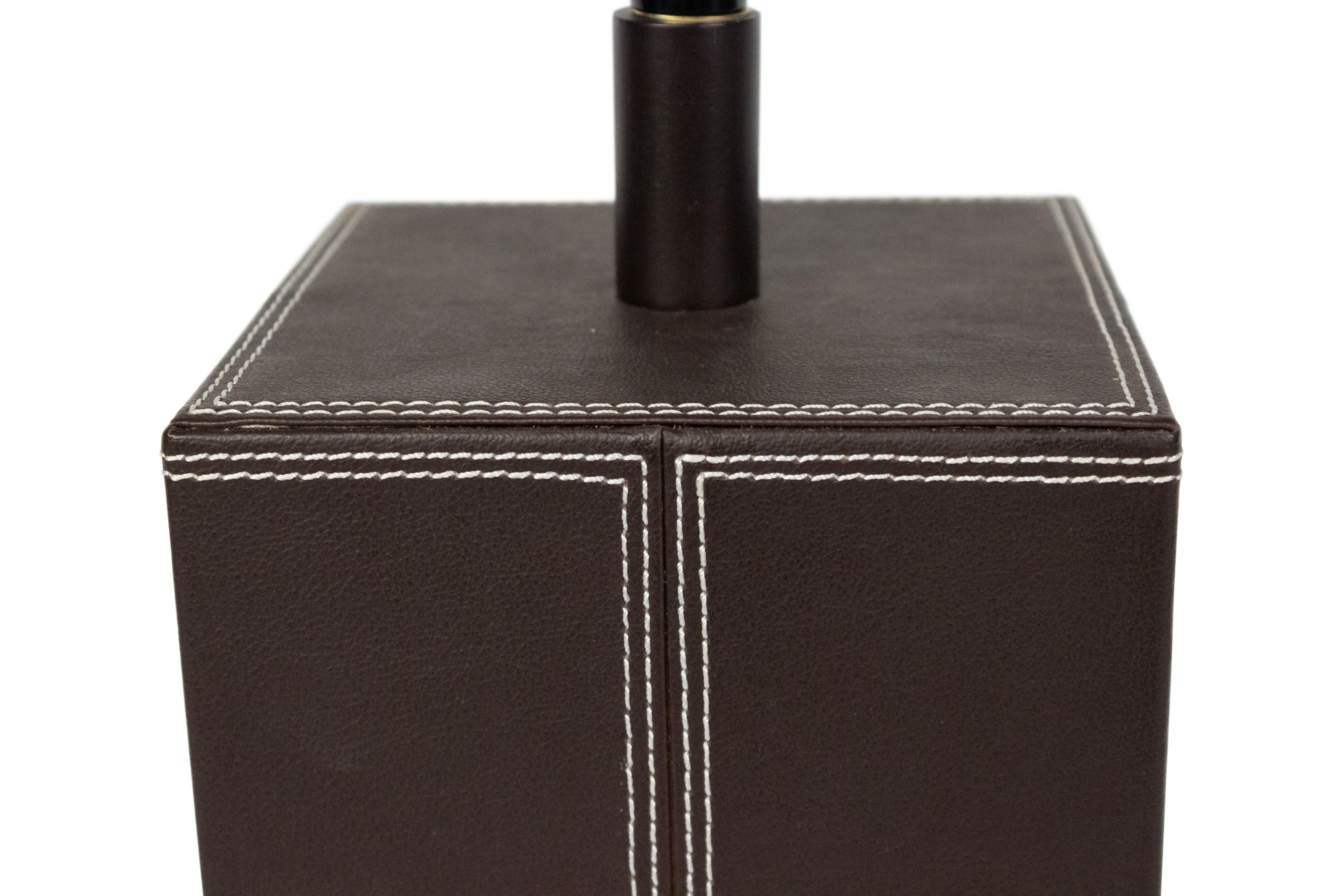 Pareja de lámparas de sobremesa contemporáneas de cuero marrón en Bueno estado para la venta en Queens, NY