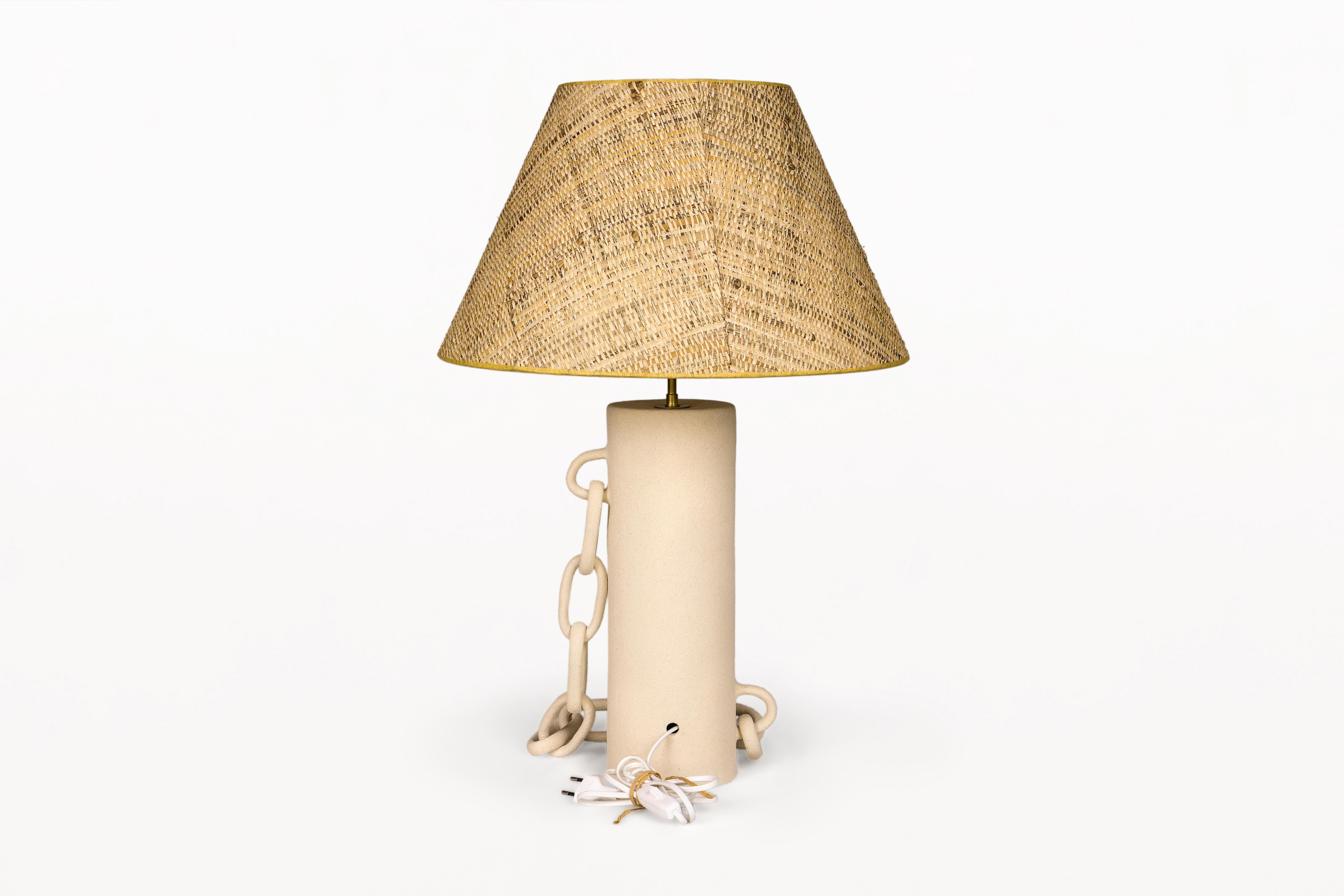 Français Paire de lampes de table contemporaines à chaîne en céramique, vers 2024, France. en vente