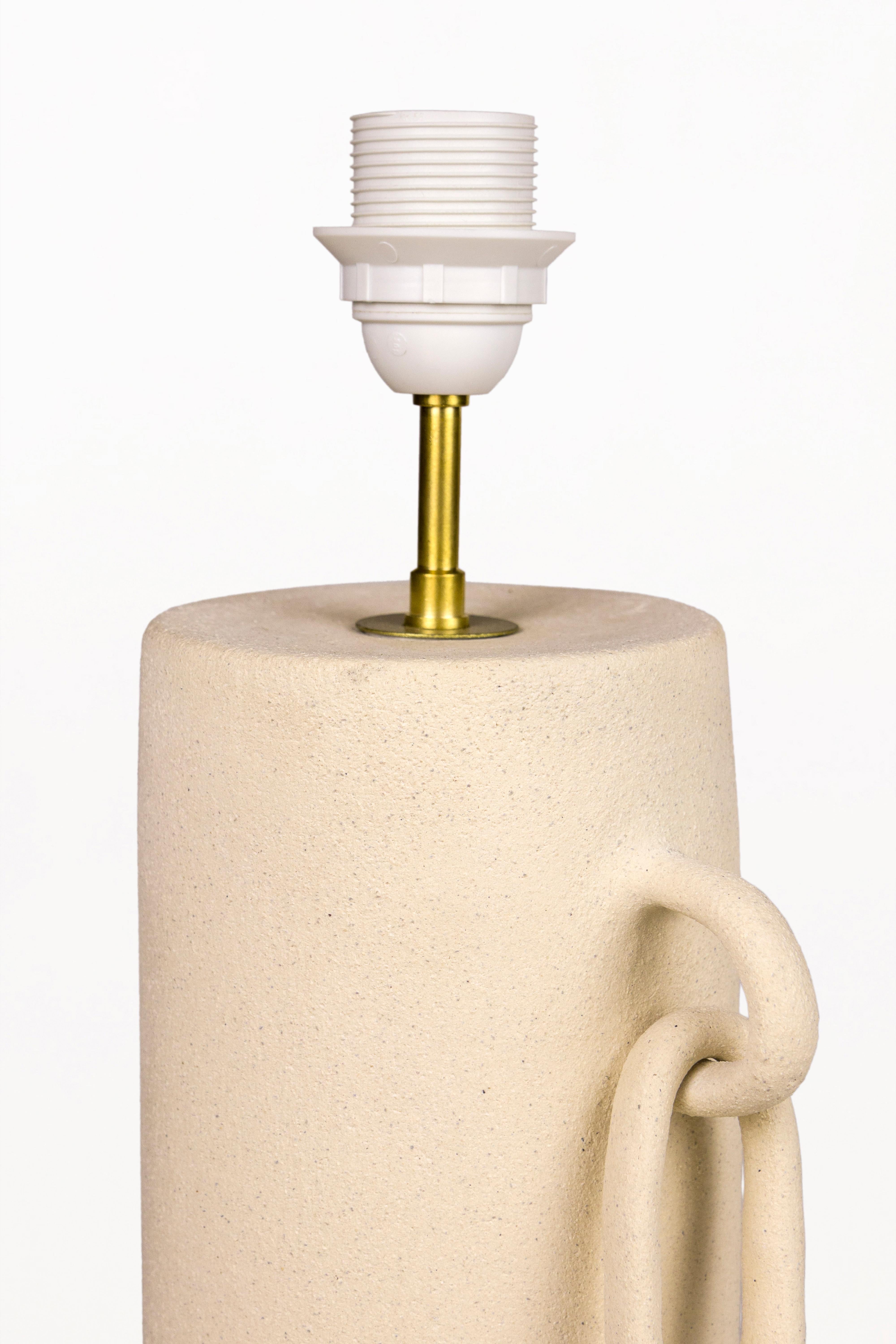 Céramique Paire de lampes de table contemporaines à chaîne en céramique, vers 2024, France. en vente